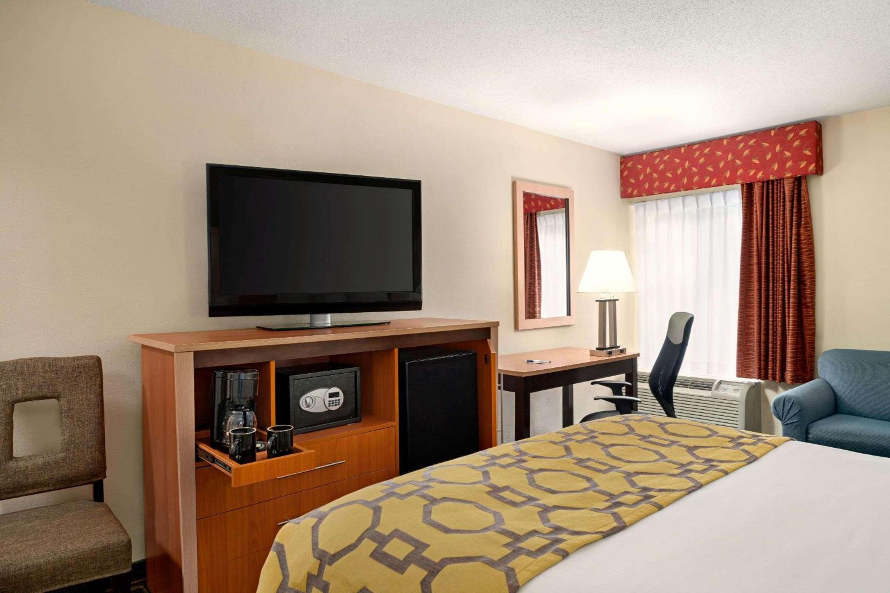 Superior King Room with Roll-In Shower - Mobility Accessible/Non-Smoking photo 2