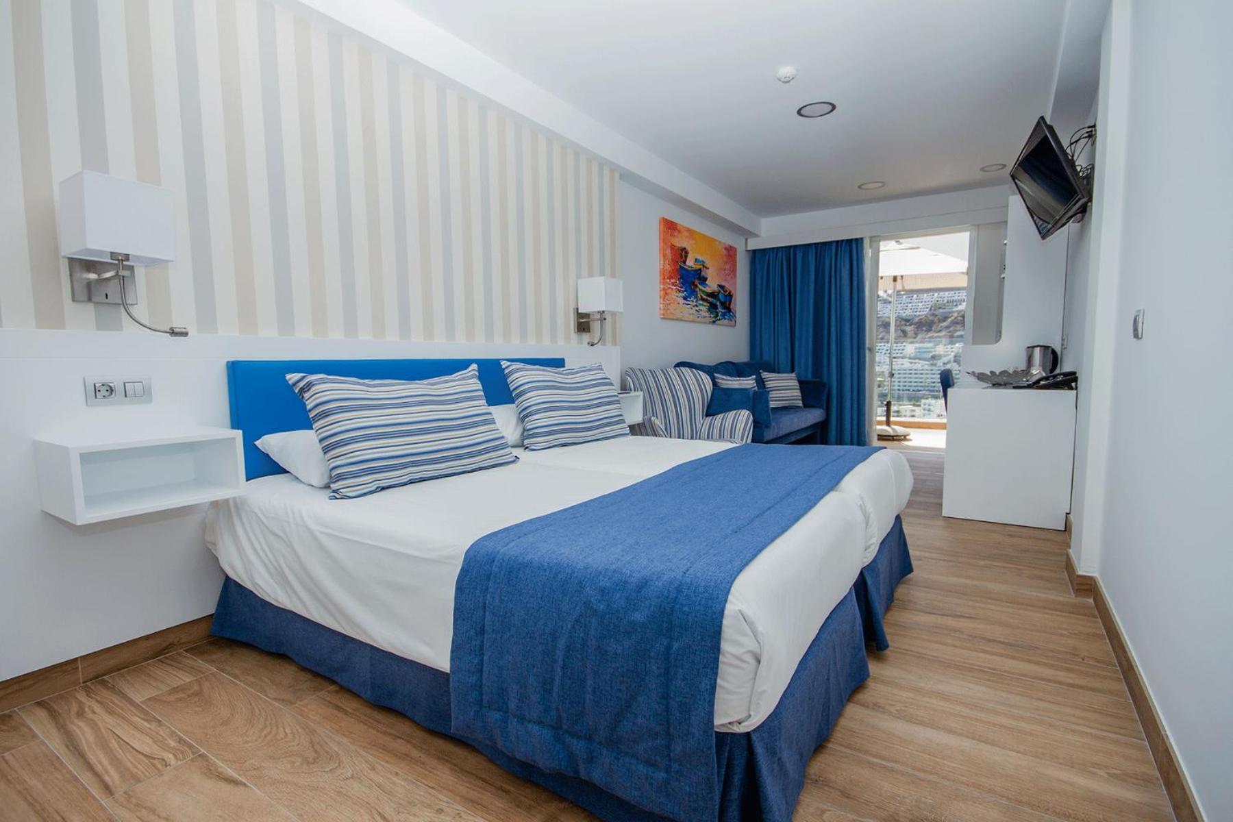 Habitación Doble Superior en la Última Planta con Balcón y Vista Lateral al Mar
