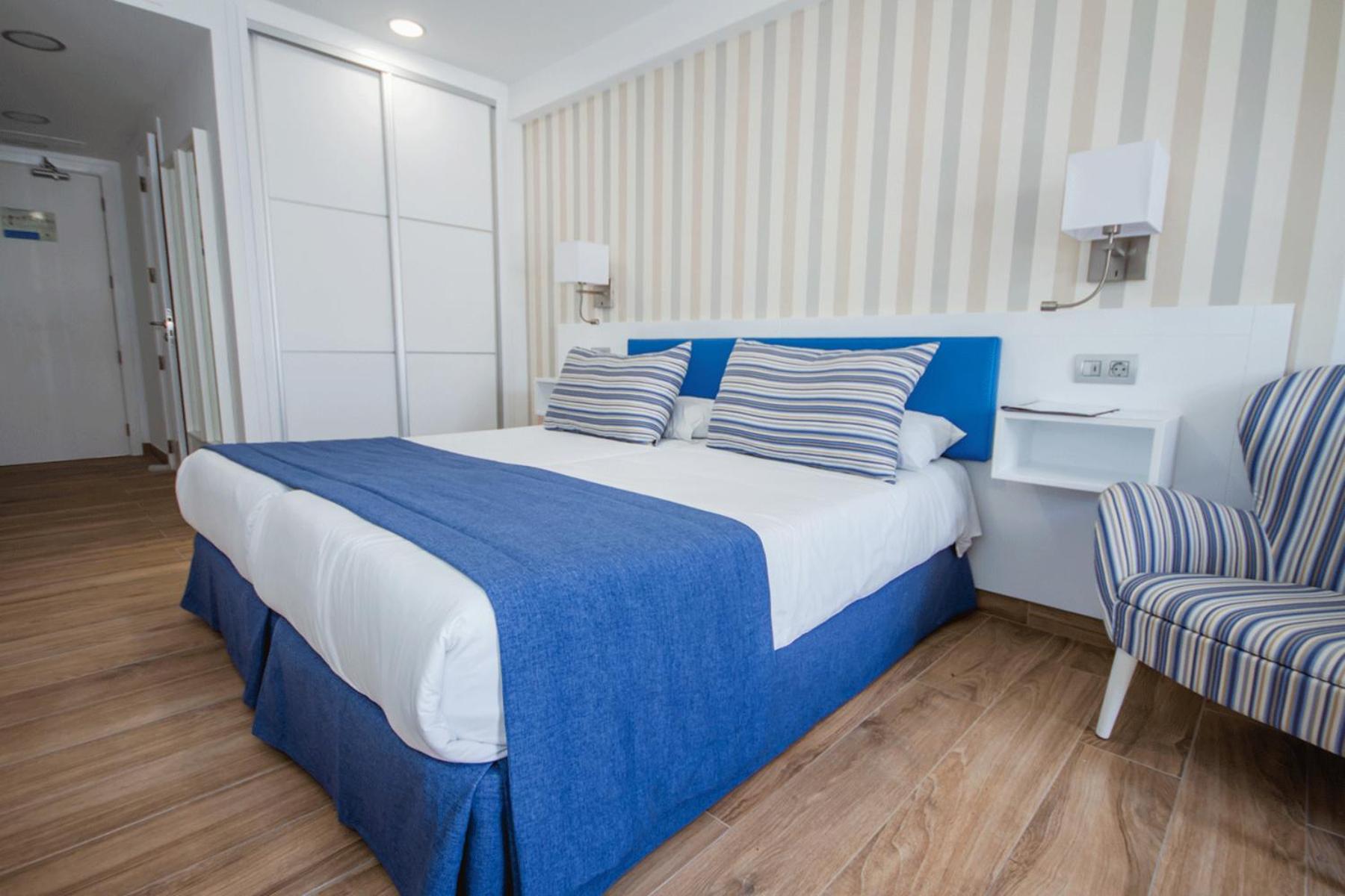 Habitación Doble Superior en la Última Planta con Balcón y Vistas Parciales al Mar.