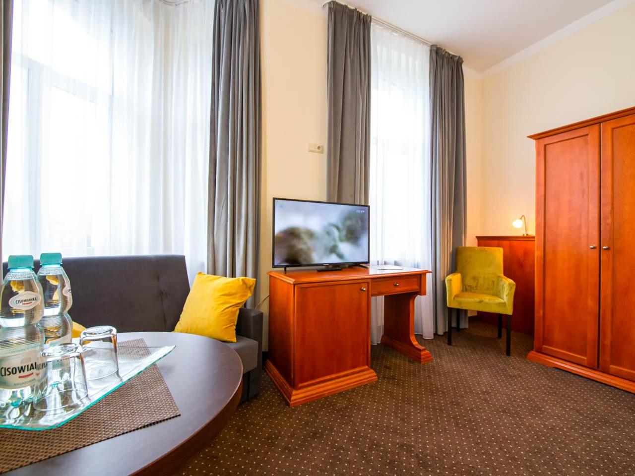 Deluxe Double or Twin Room - Photo 6