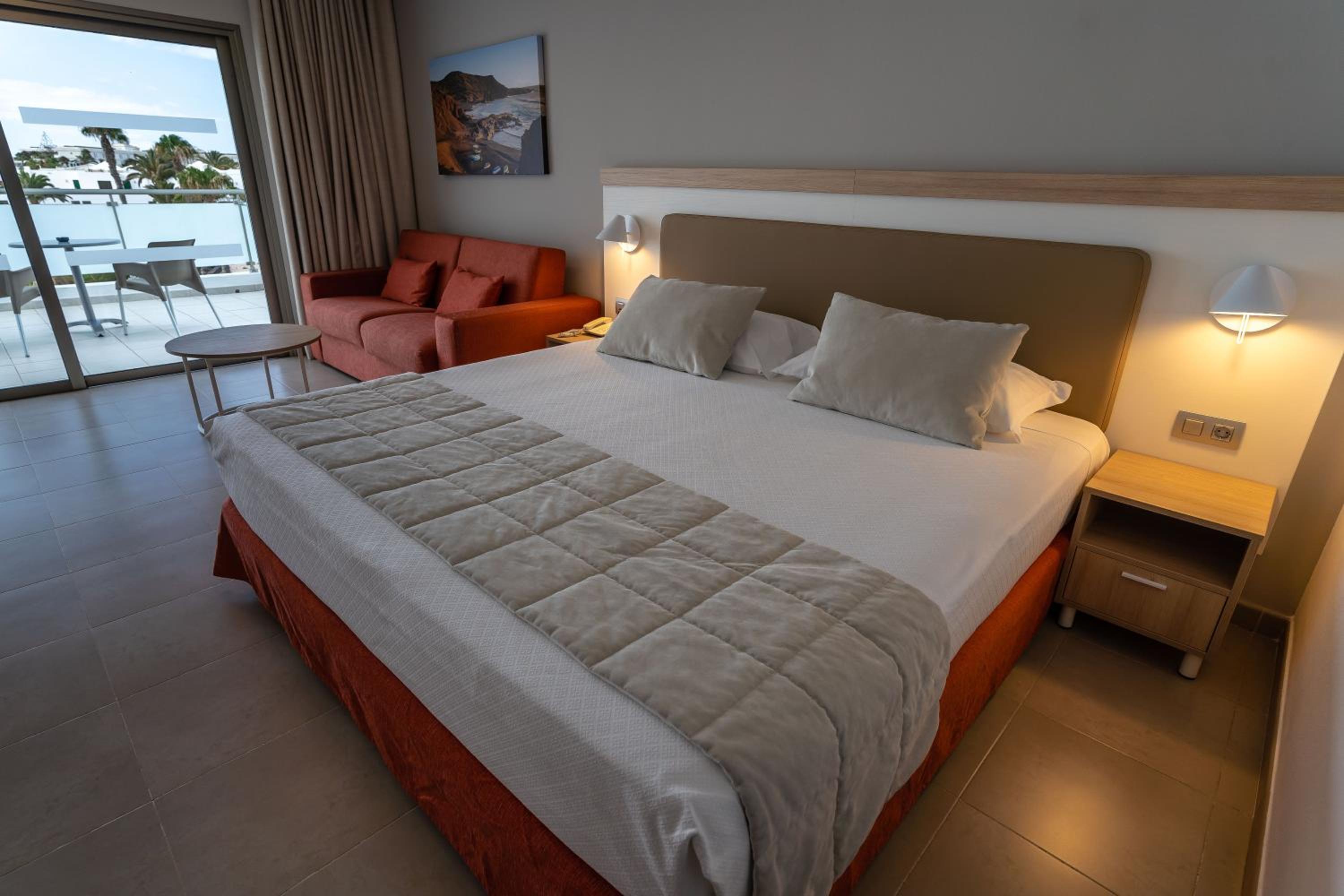 Twin Room (2 Adults + 2 Children) thumbnail 5
