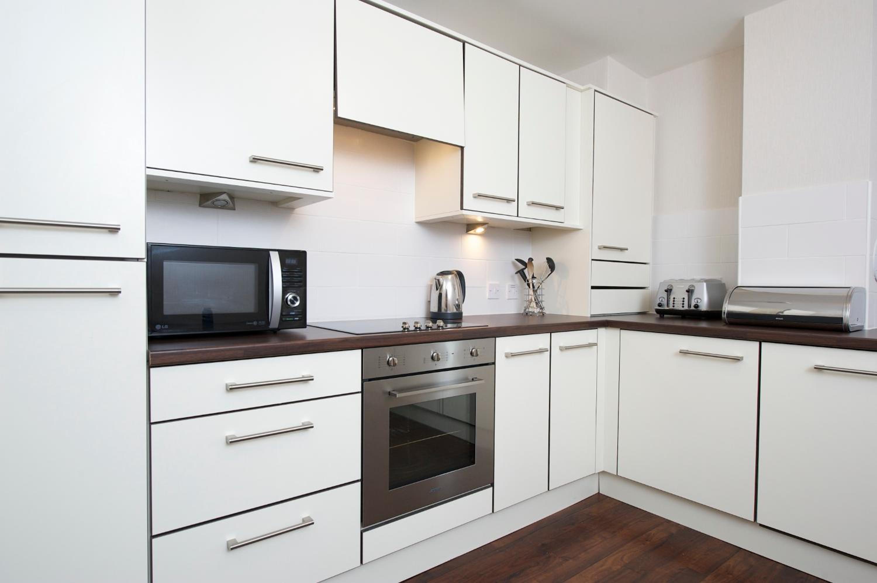 Comfort Two Bedroom Apartment - Photo 15