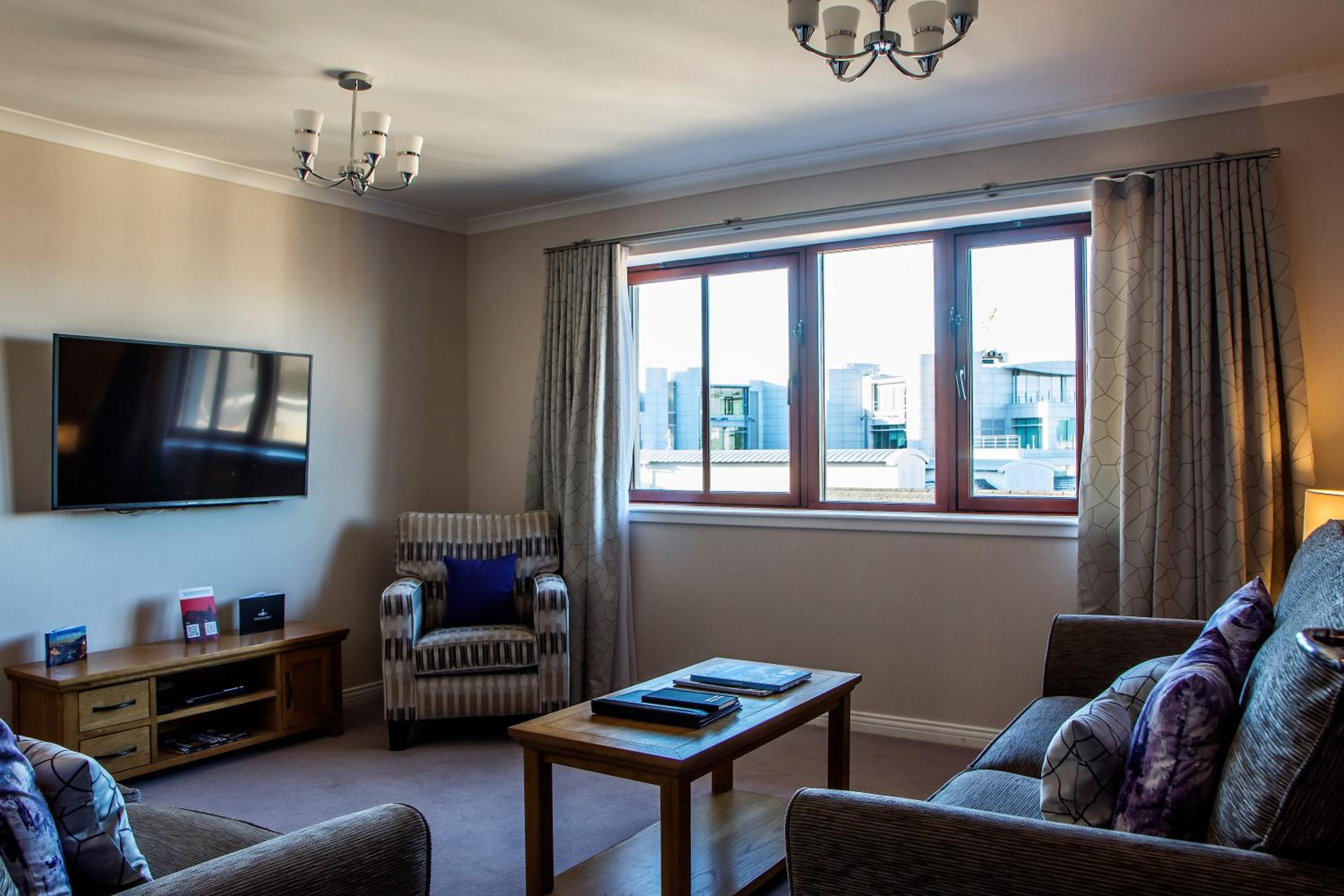 Comfort Two Bedroom Apartment - Photo 11