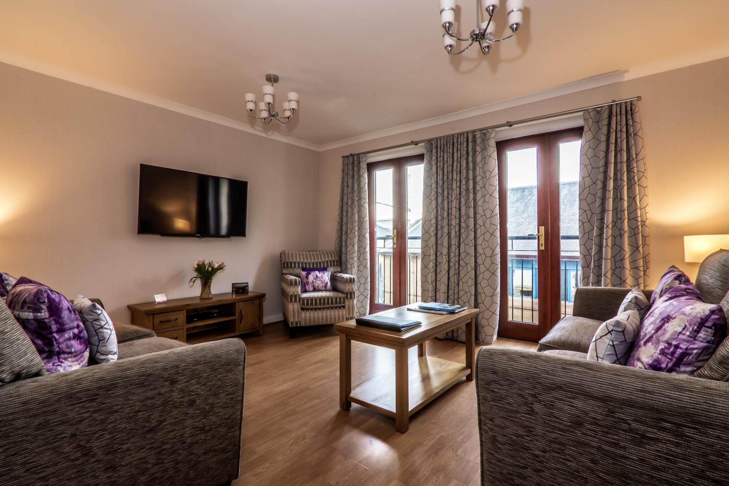 Comfort Two Bedroom Apartment - Photo 3
