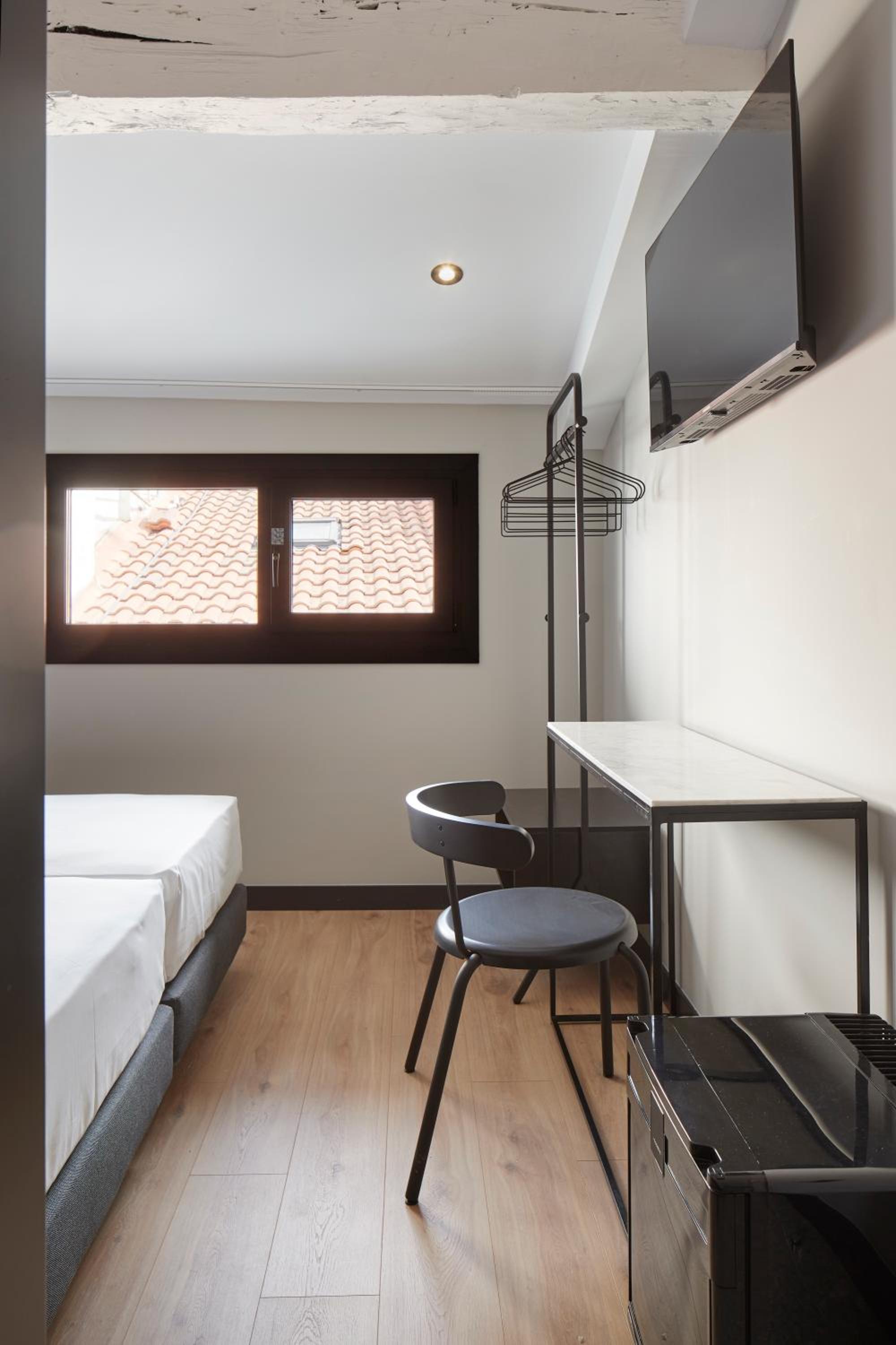 Twin Room - Attic - Photo 7
