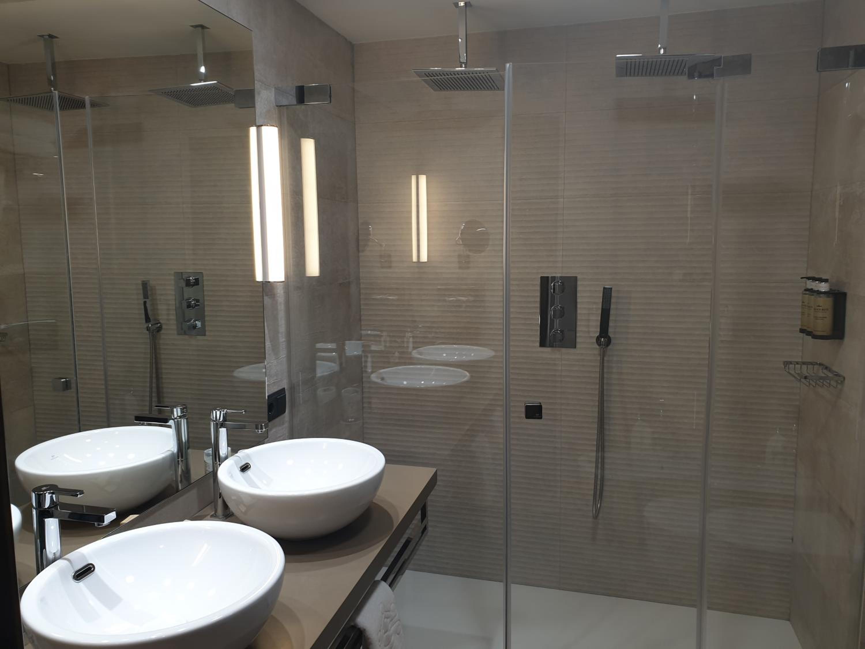 Standard Double Room (2 Adults + 1 Child) - Photo 3