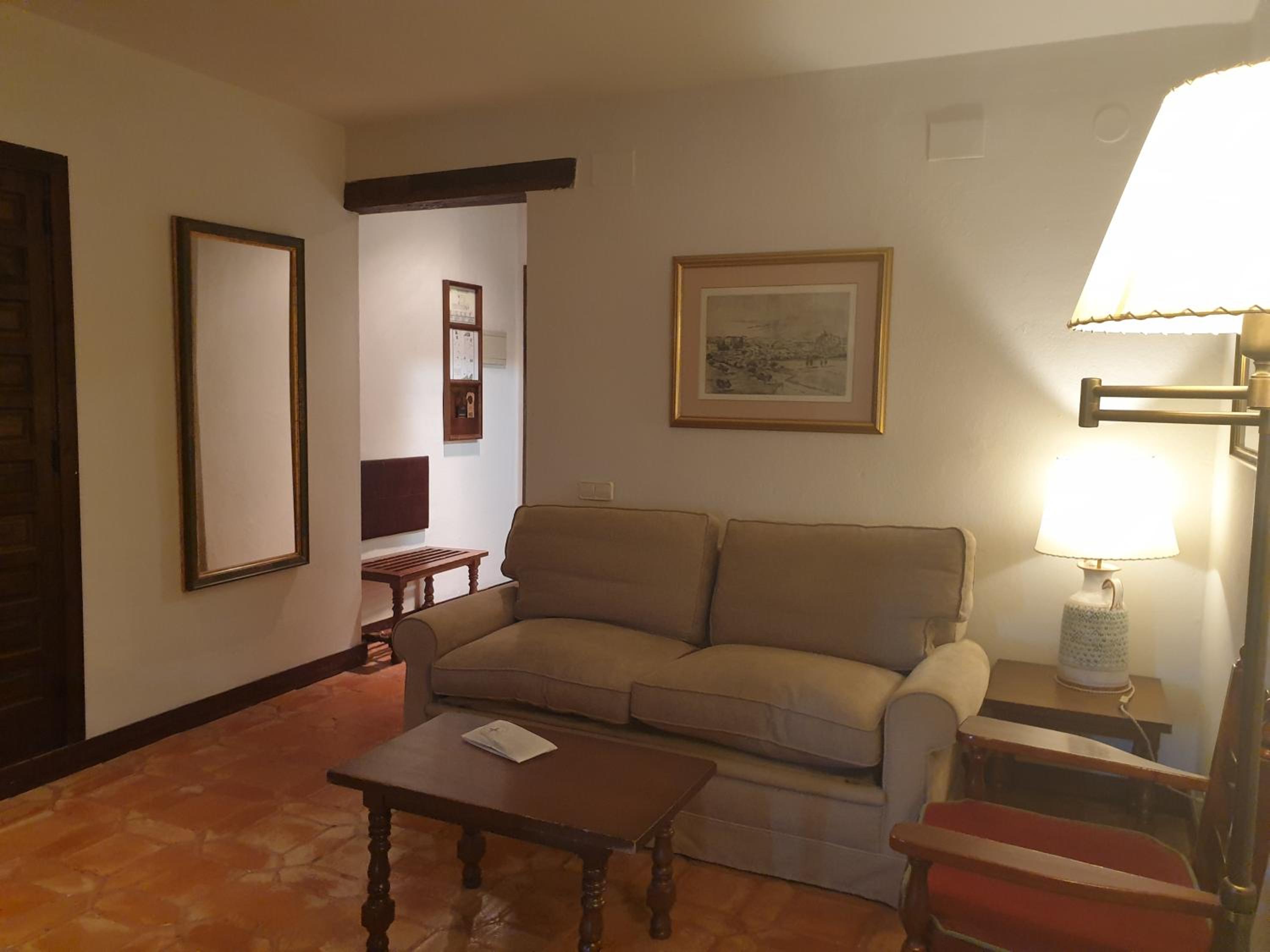 Standard Double Room (2 Adults + 1 Child) - Photo 8