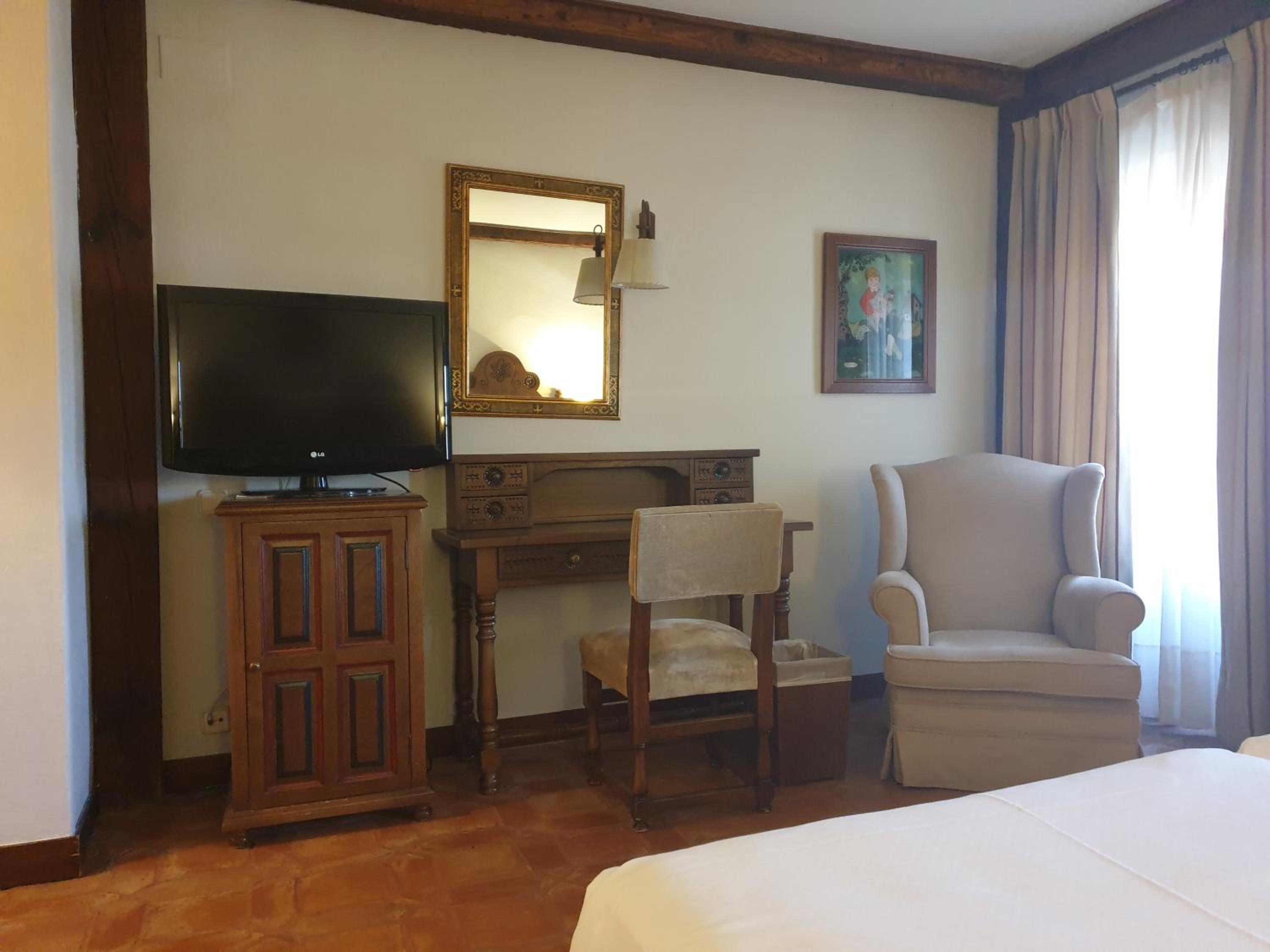 Standard Double Room (2 Adults + 1 Child) - Photo 5