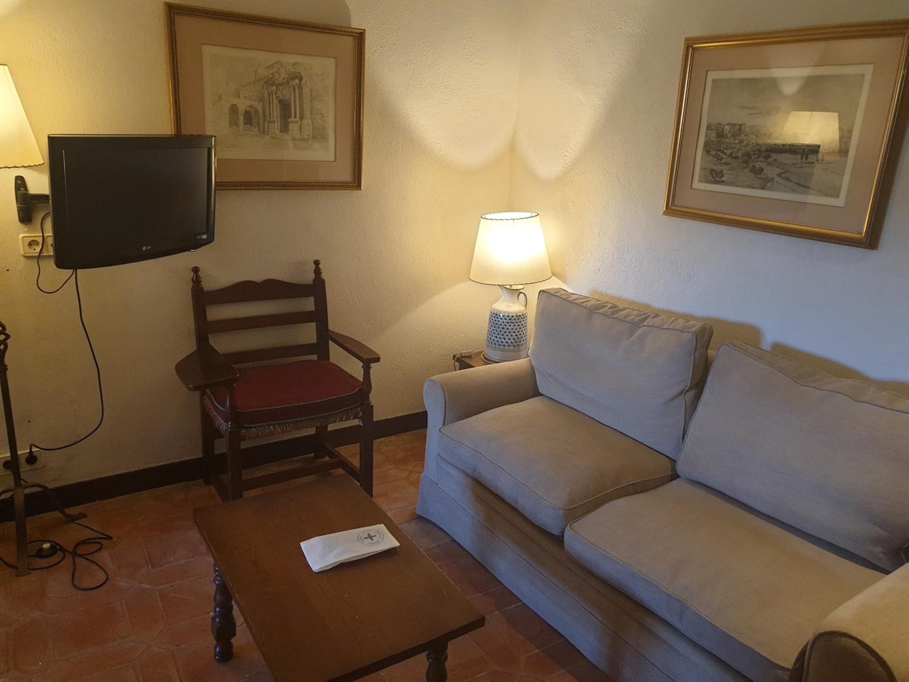 Standard Double Room (2 Adults + 1 Child) - Photo 6