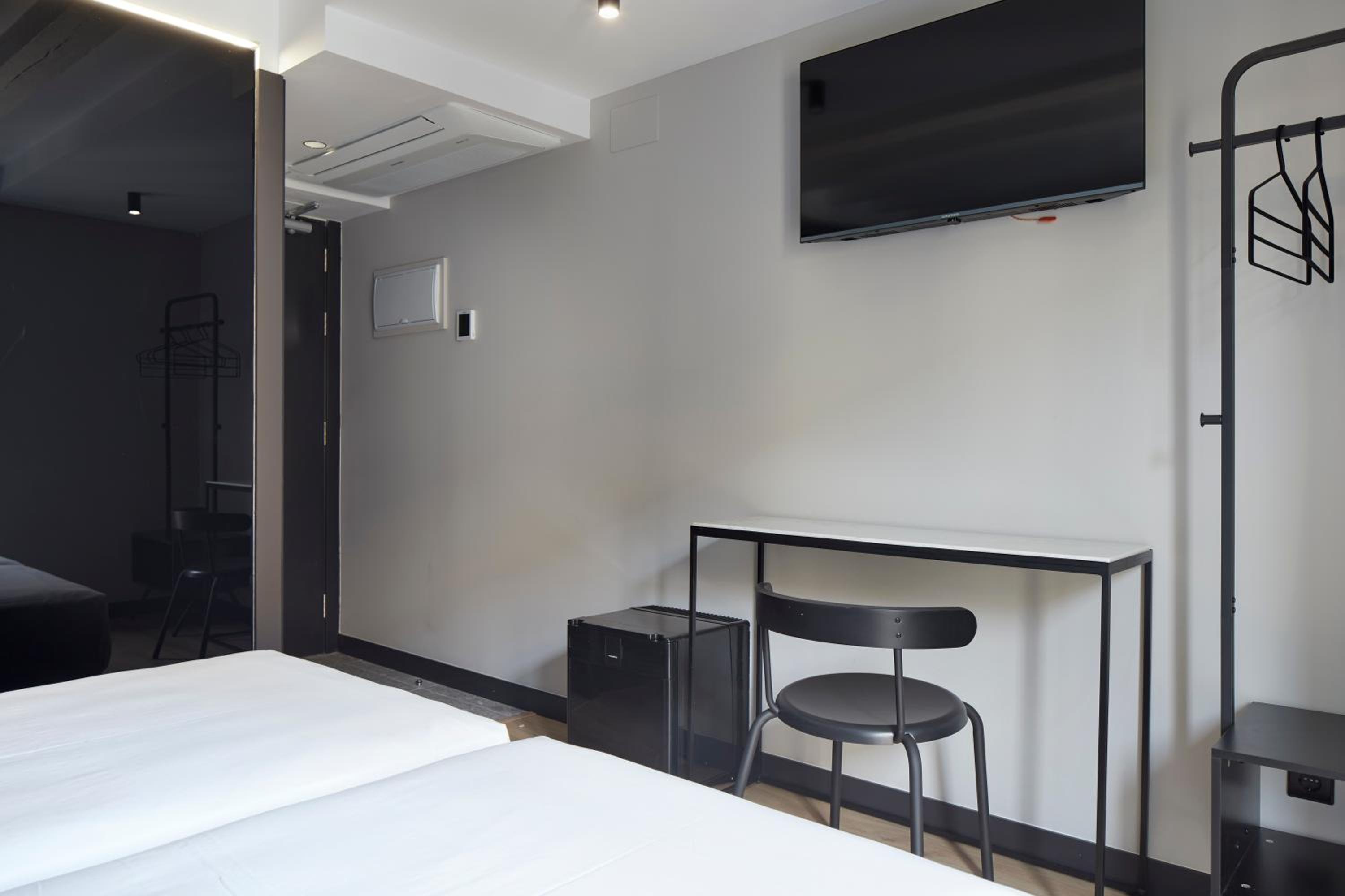 Twin Room with View - Photo 7