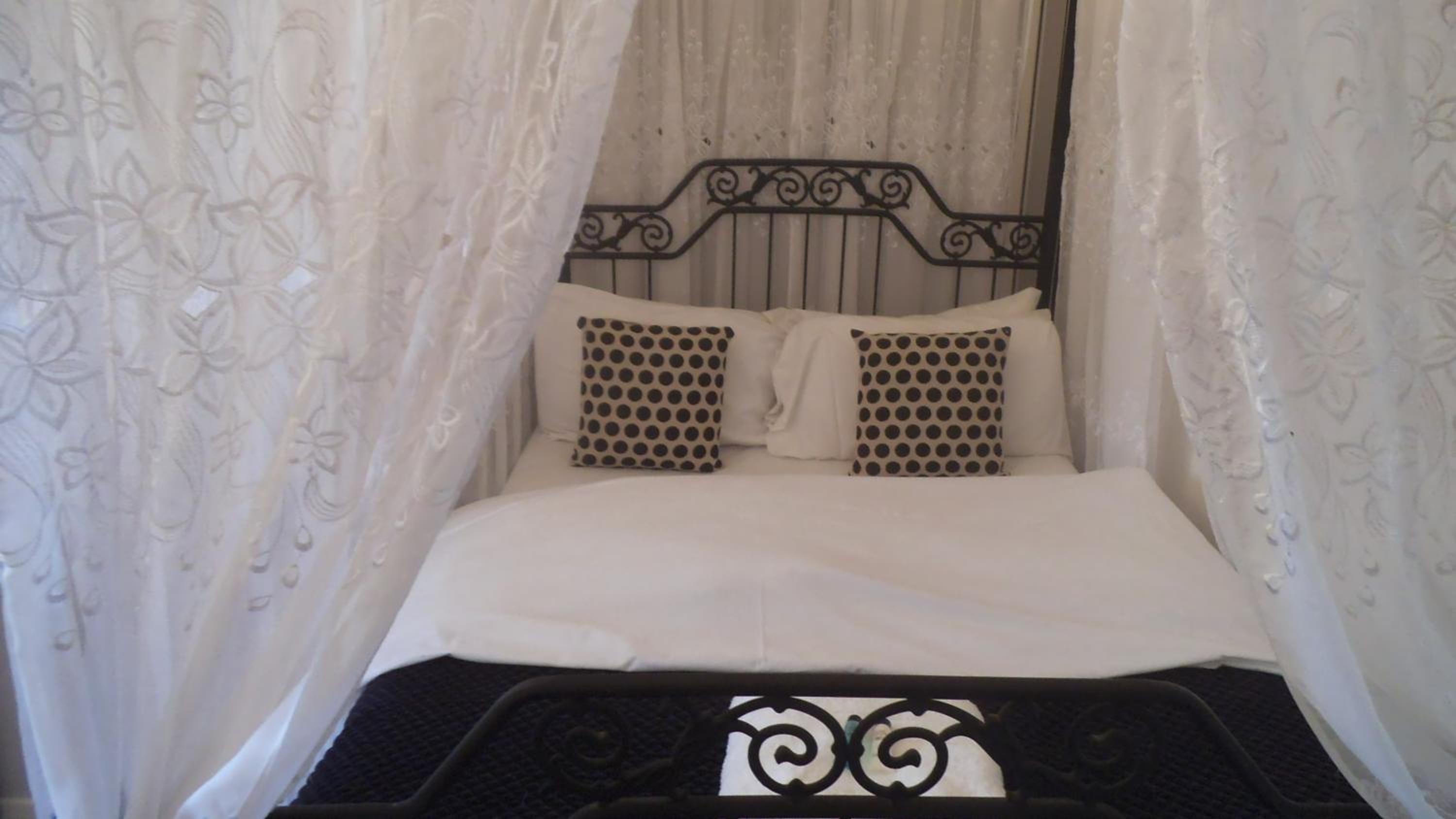 Double Room with Four Poster Bed photo 3