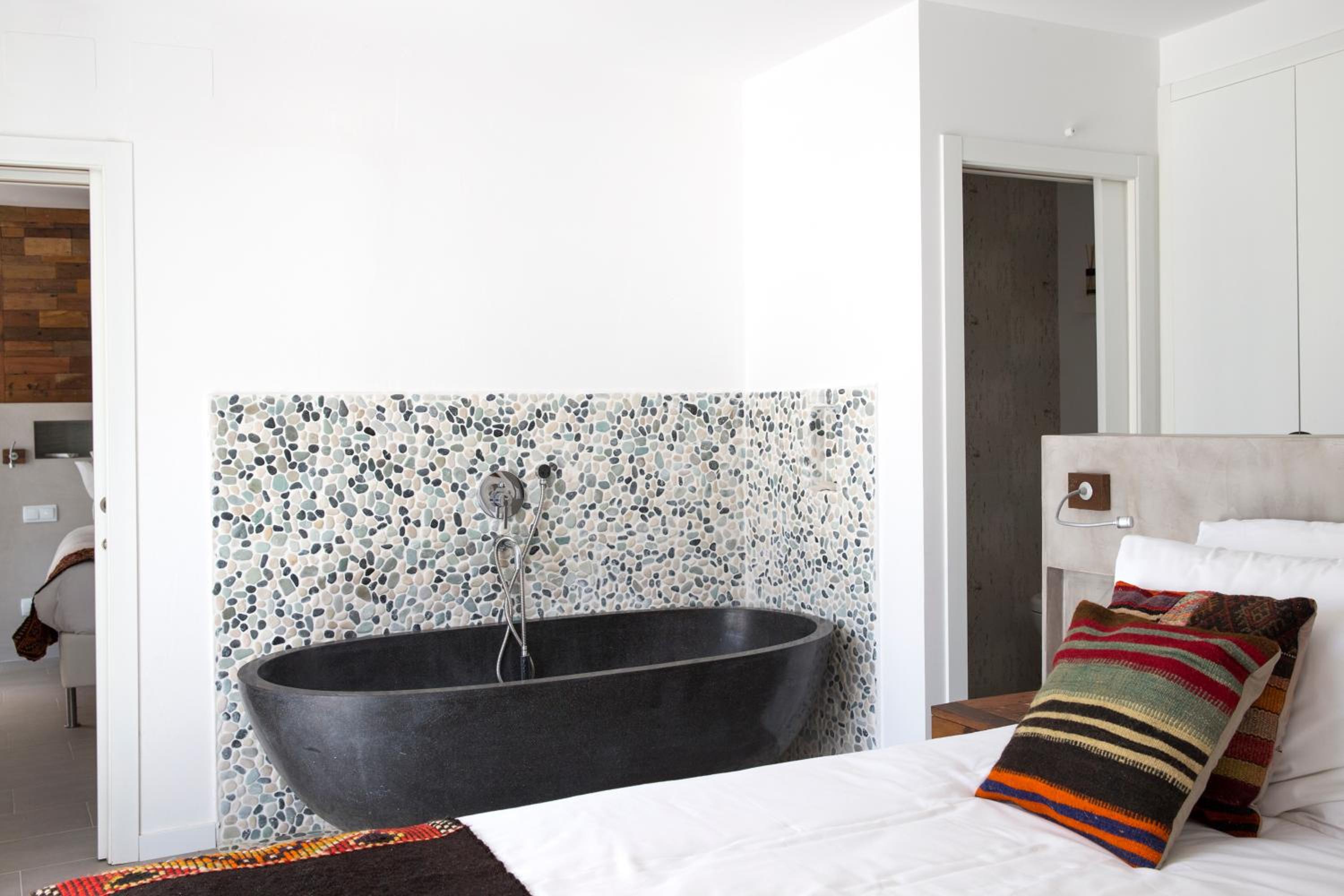 Deluxe Double Room with Bath photo 3
