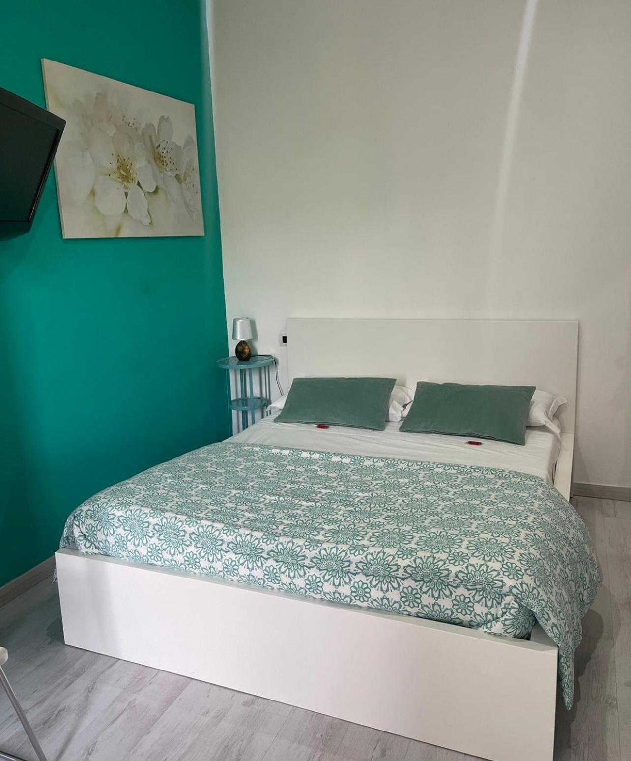 Quadruple Room with Balcony - Photo 10
