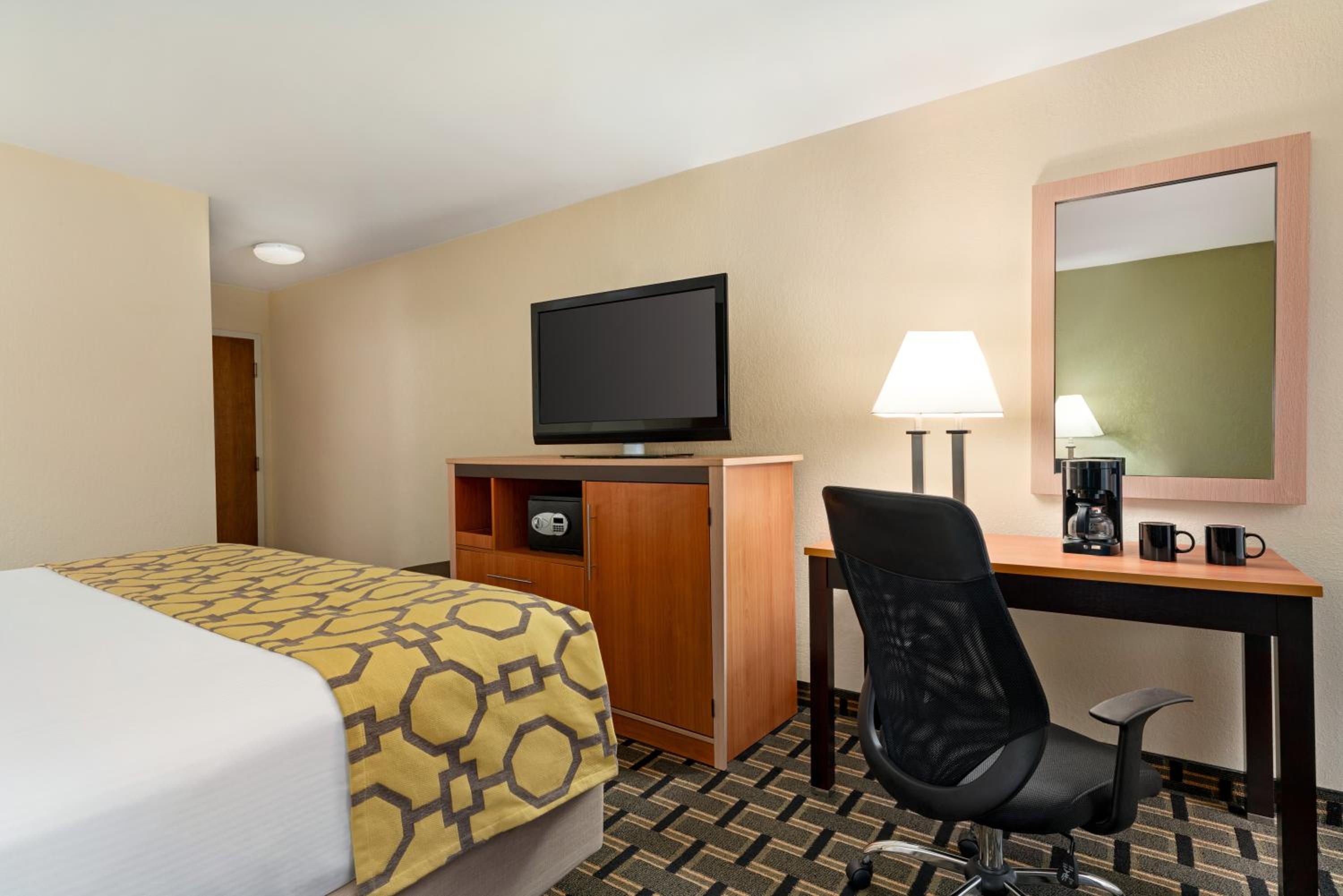 Superior King Room with Roll-In Shower - Mobility Accessible/Non-Smoking photo 3