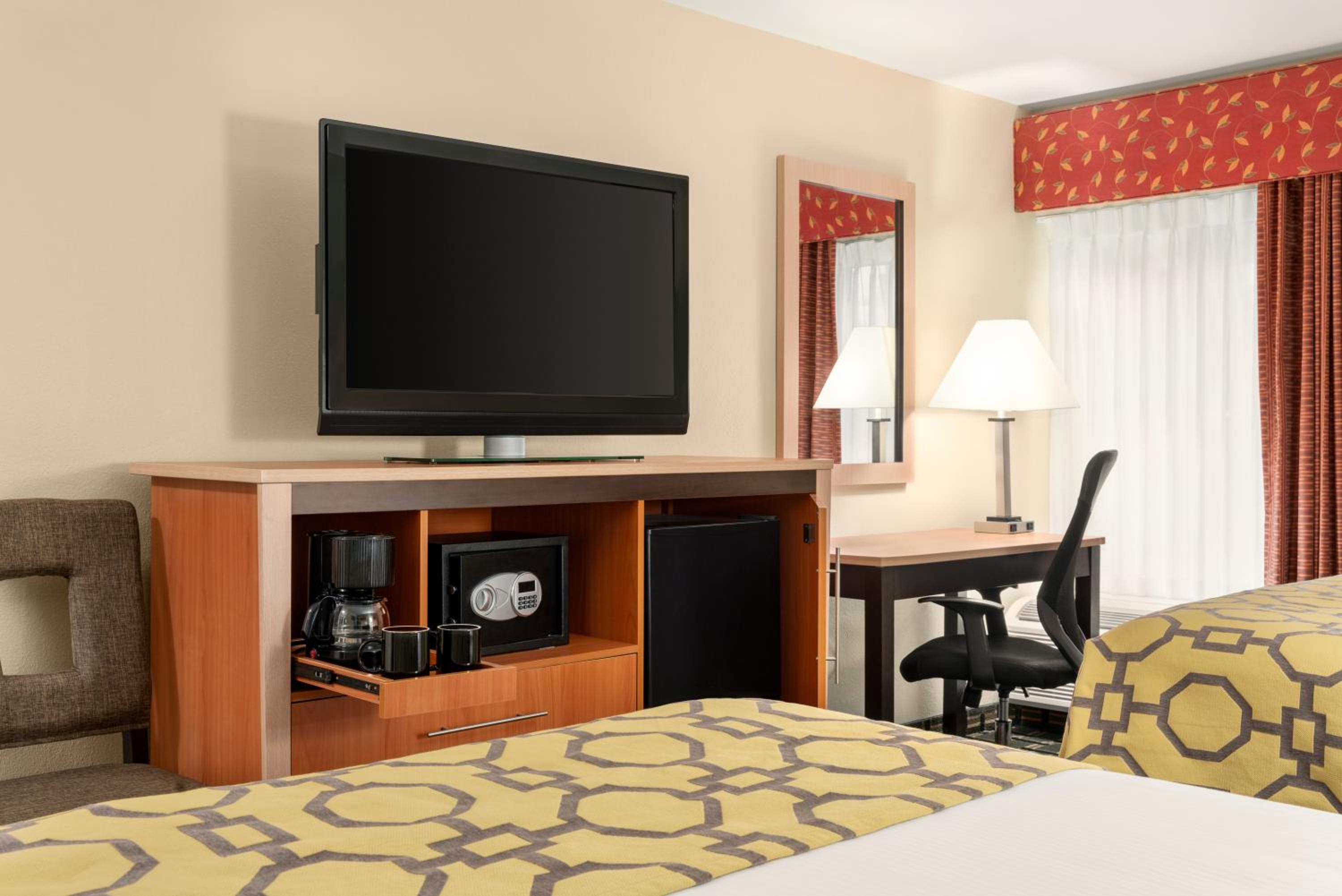 Superior Queen Room with Two Queen Beds - Non-Smoking photo 3