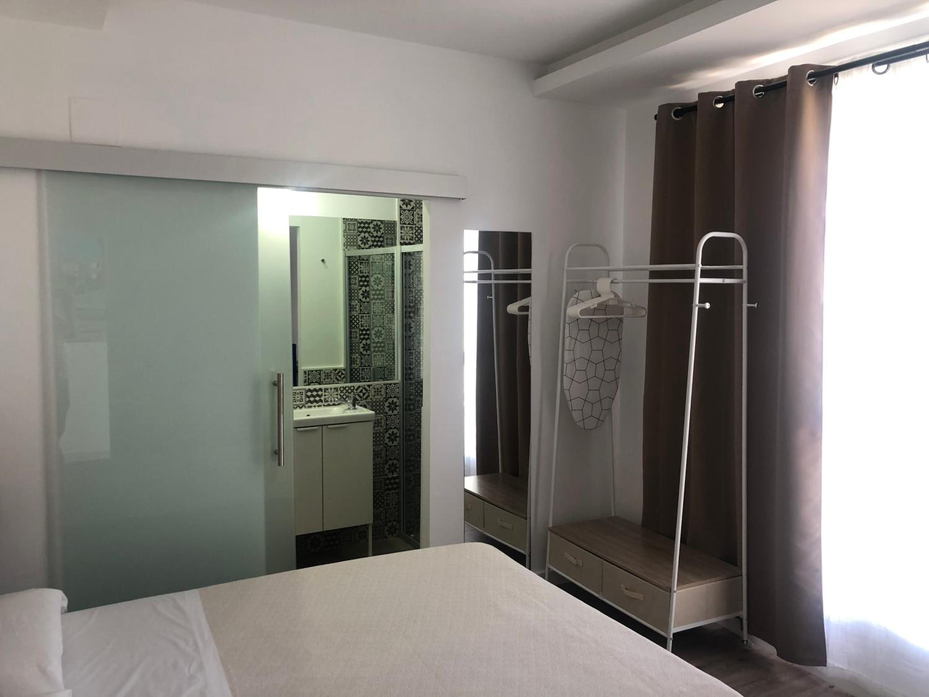 Standard Double Room - Photo 12