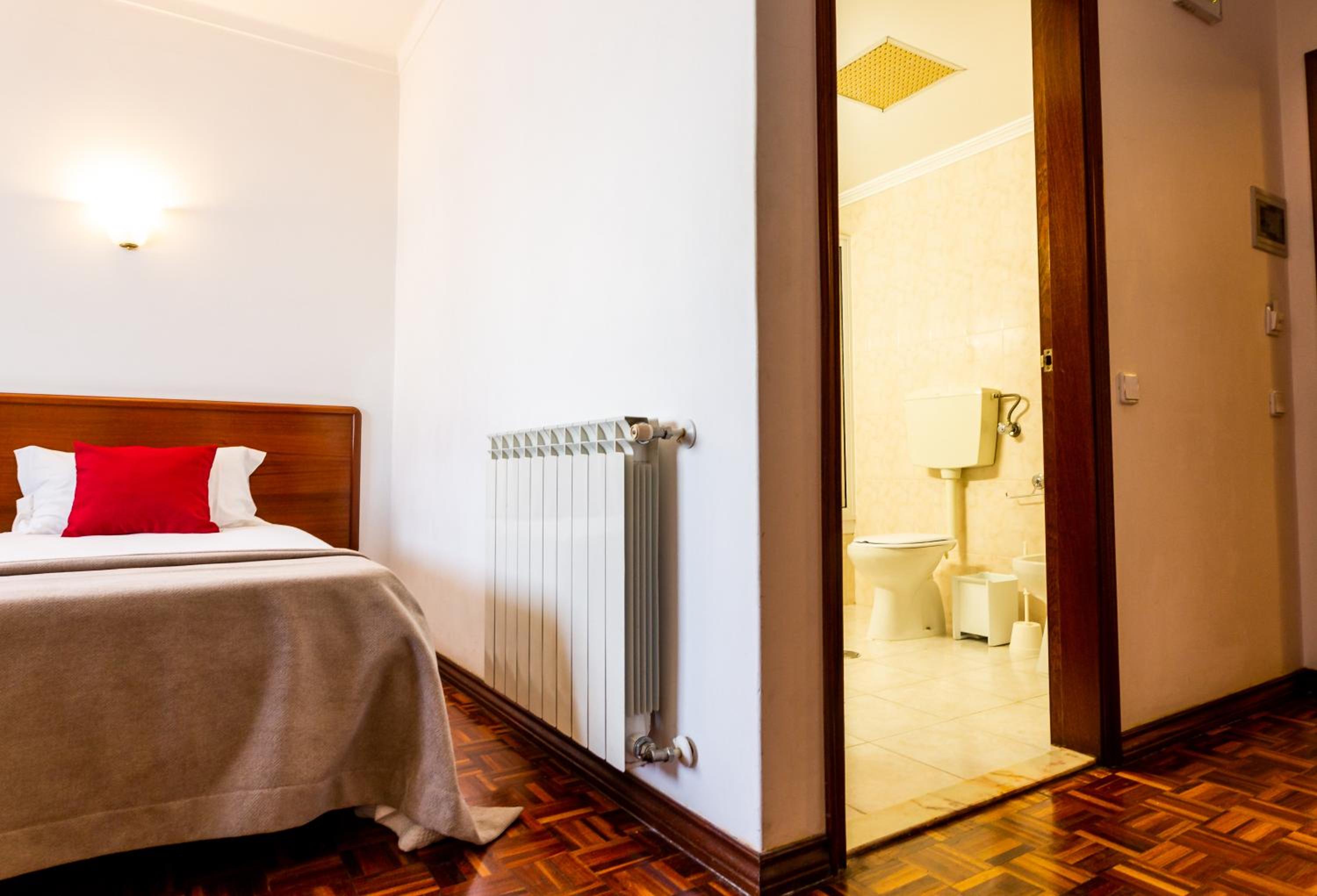Triple Room thumbnail 6