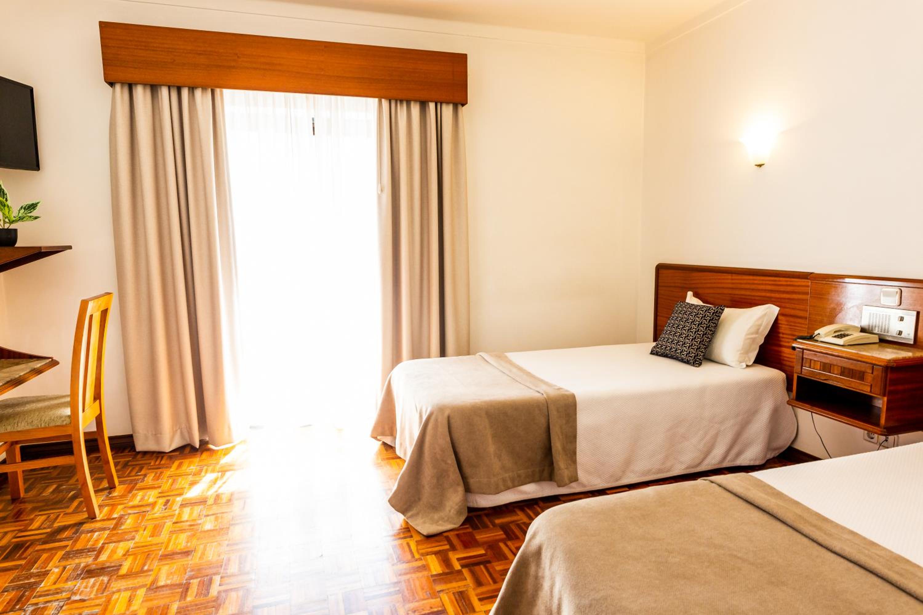 Twin Room - Photo 2