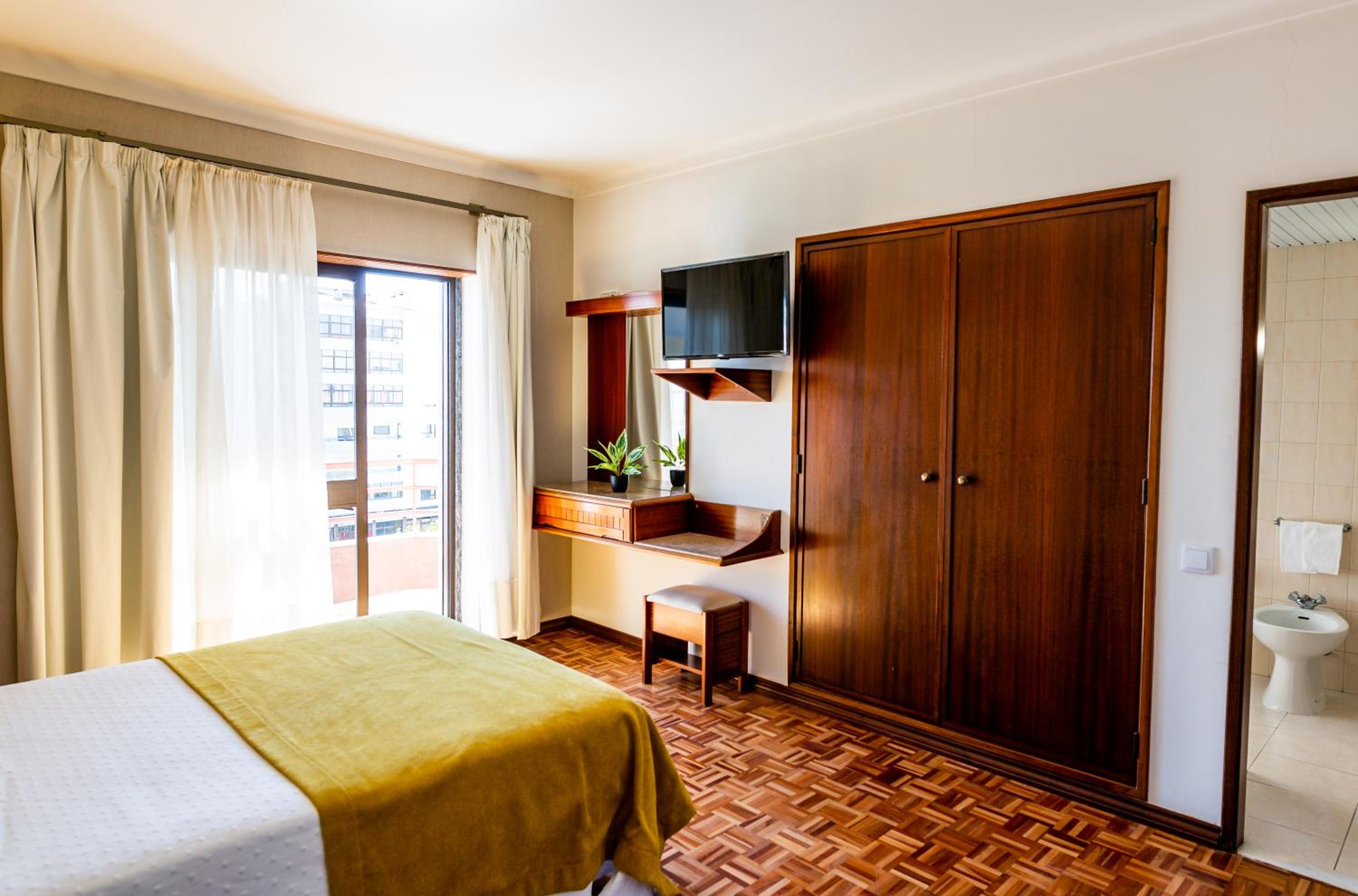 Double Room with Balcony - Photo 2