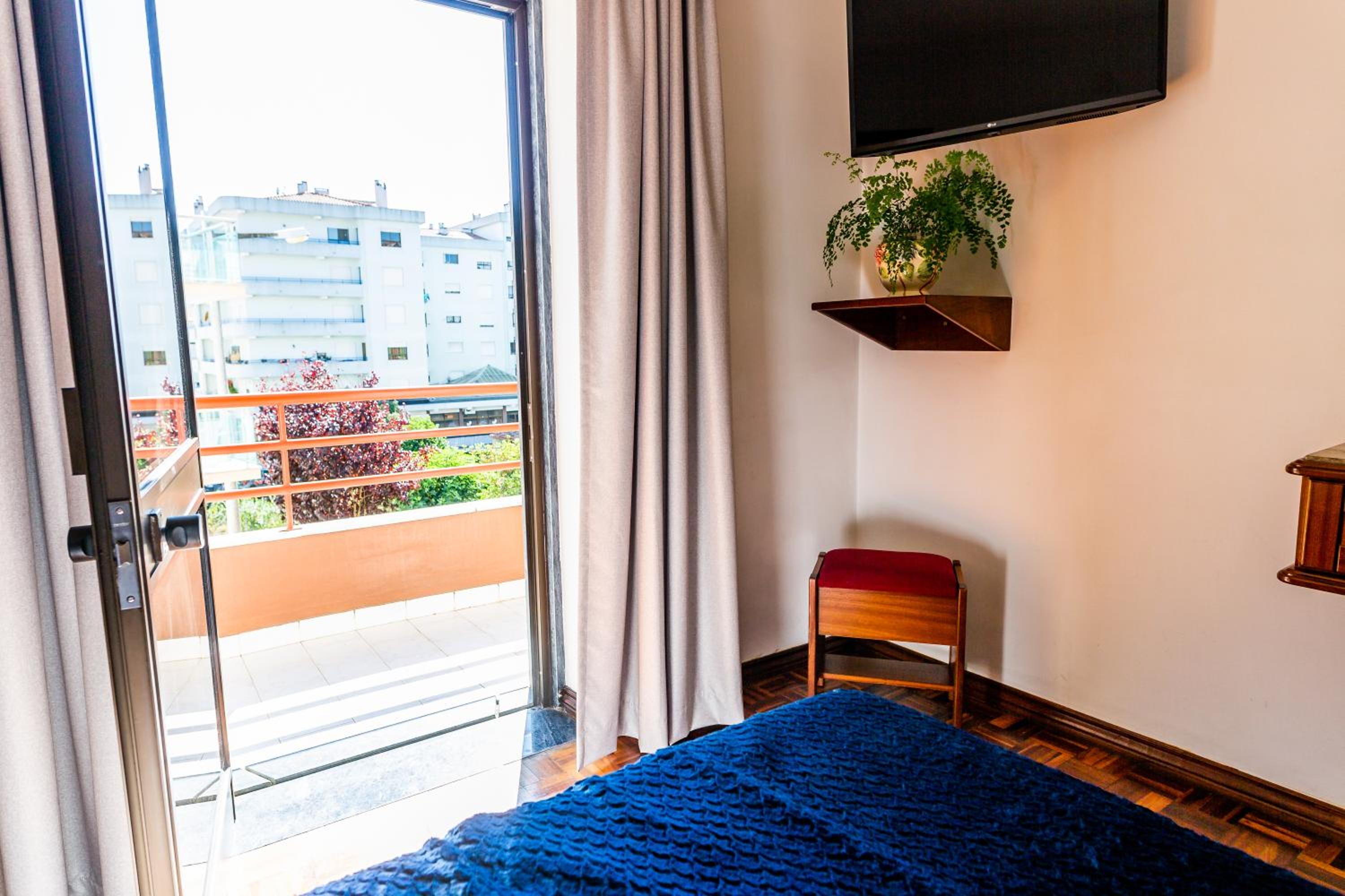 Twin Room with Balcony - Photo 5
