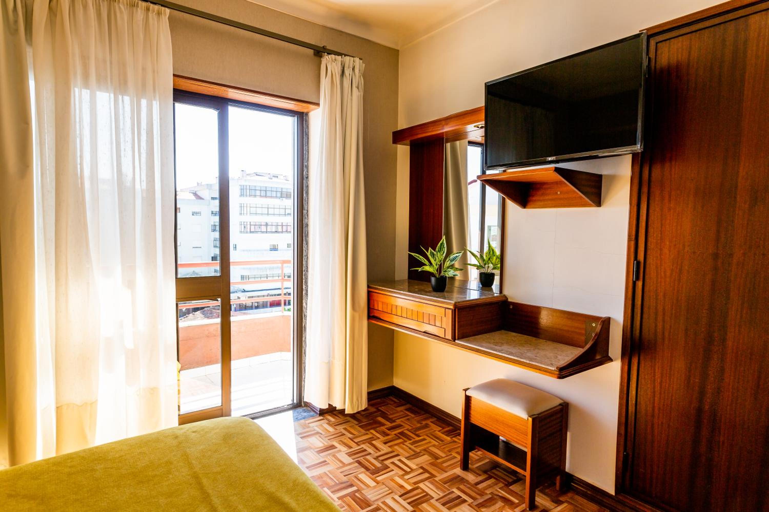 Double Room with Balcony - Photo 3