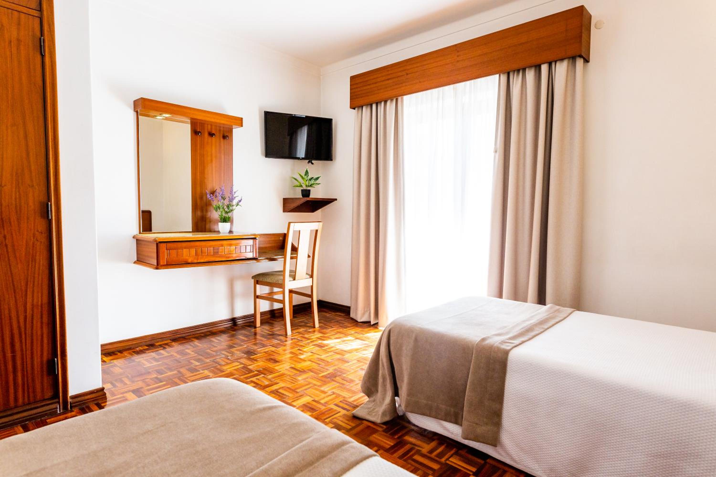 Twin Room with Balcony - Photo 2