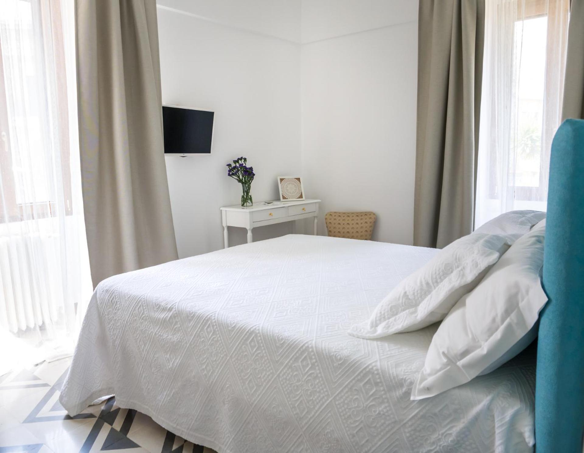 Deluxe Double Room - Photo 8