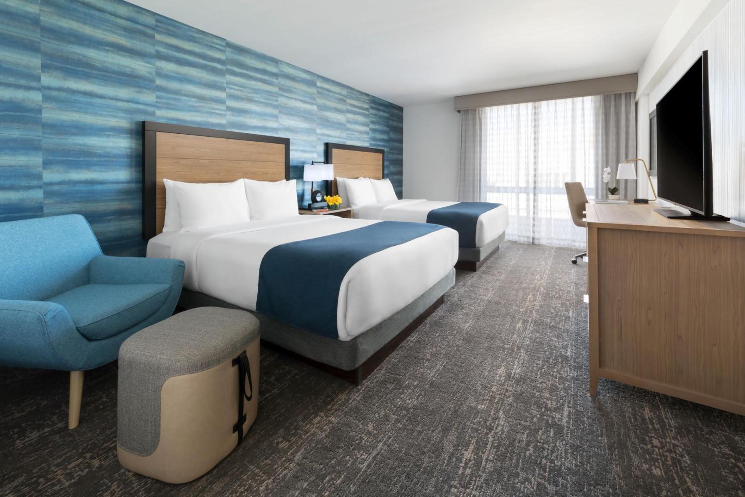 Deluxe Queen Room with Two Queen Beds - Photo 5
