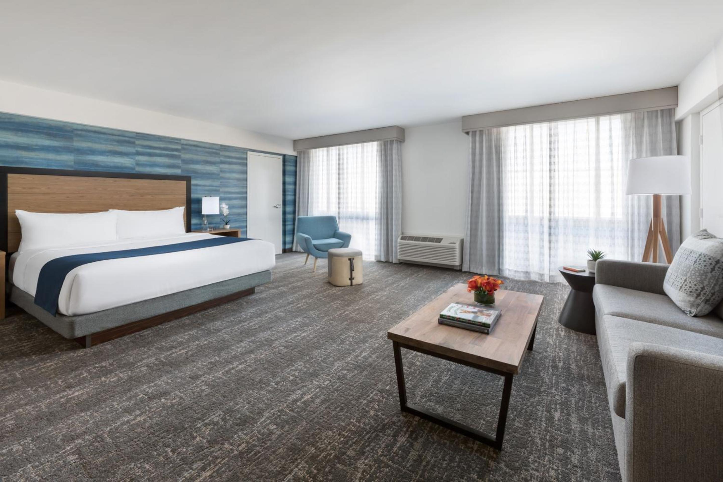 Queen Suite - Photo 1