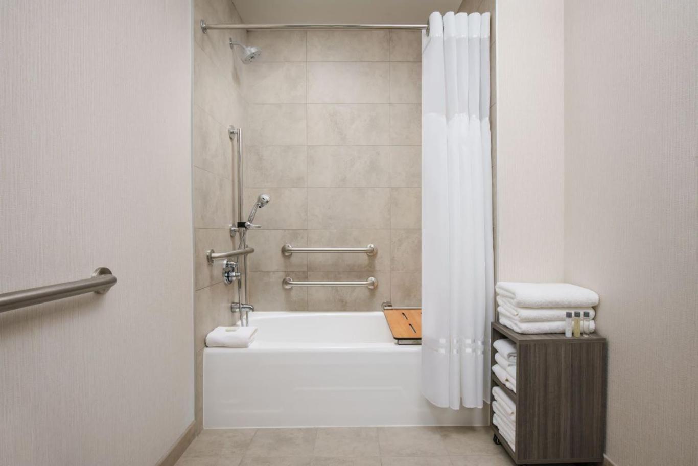 Deluxe King Room - Disability Access - Photo 3