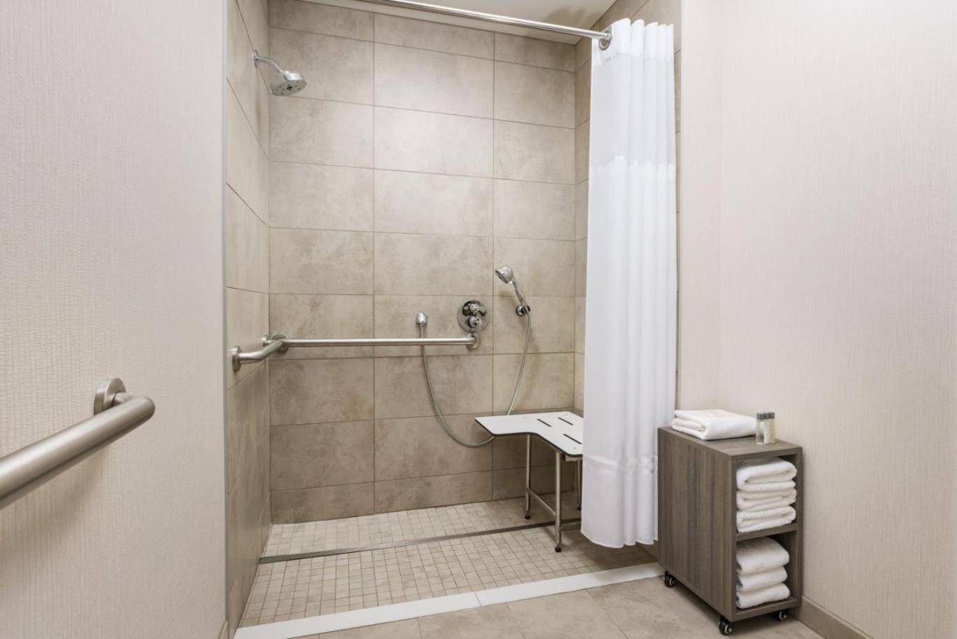 Deluxe King Room - Disability Access - Photo 2