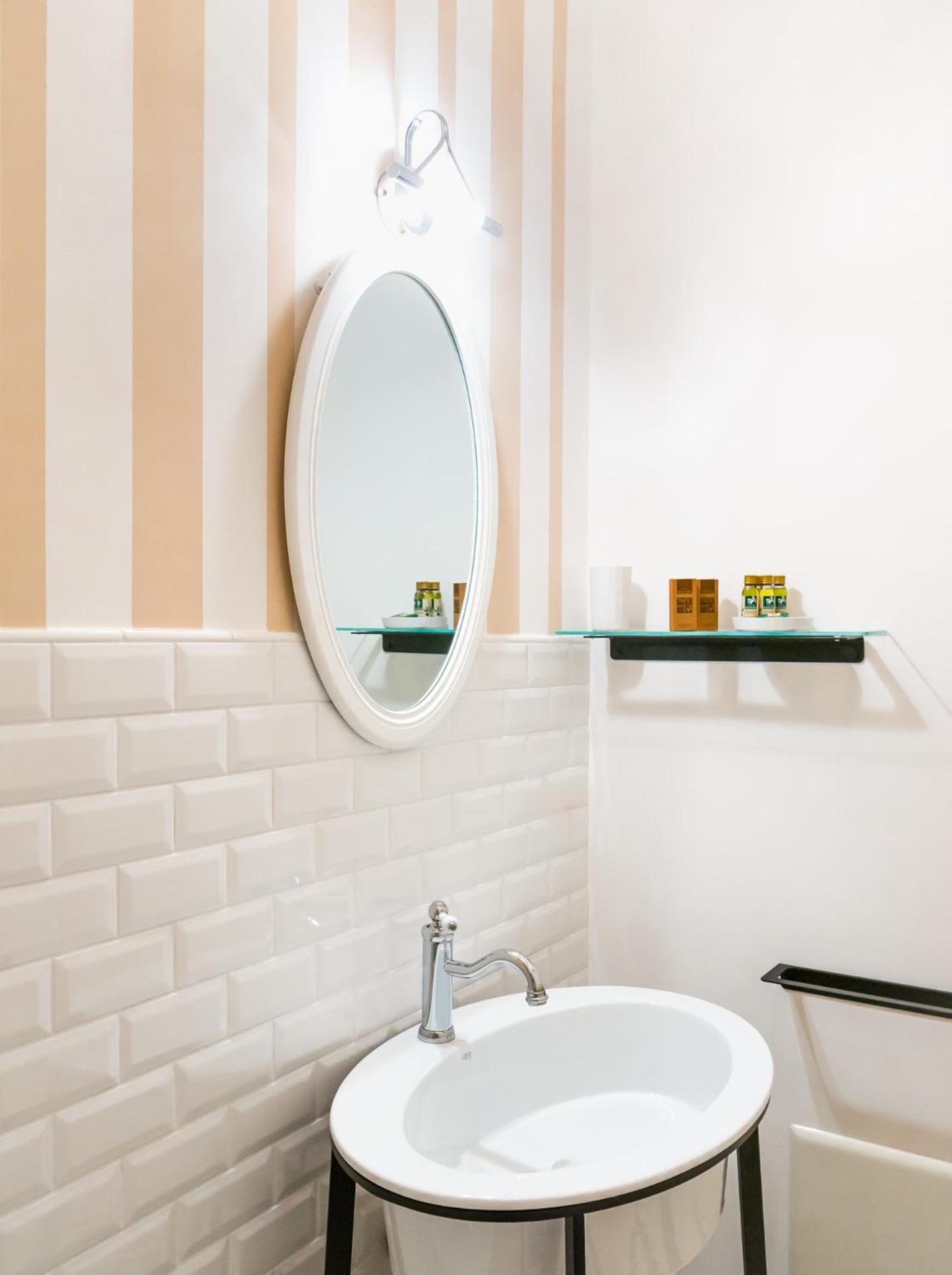 Deluxe Suite with Spa Bath - Photo 4