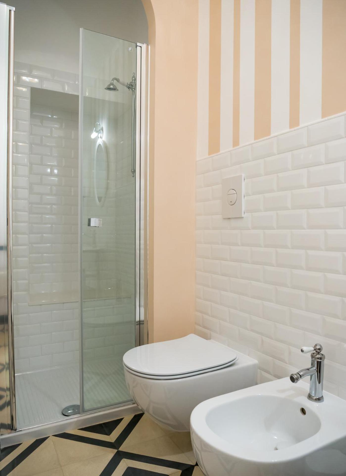 Deluxe Suite with Spa Bath - Photo 2
