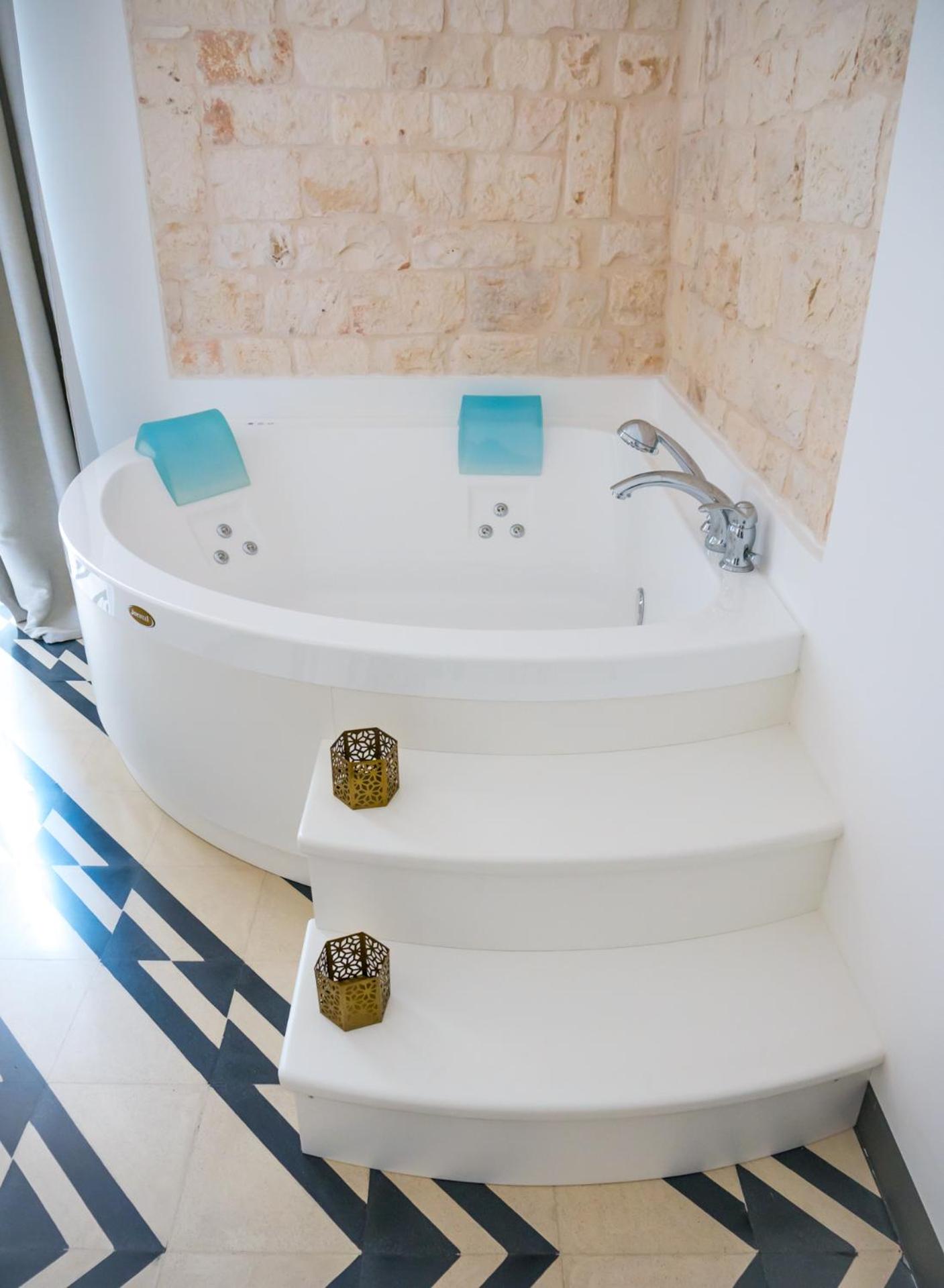 Deluxe Suite with Spa Bath - Photo 8