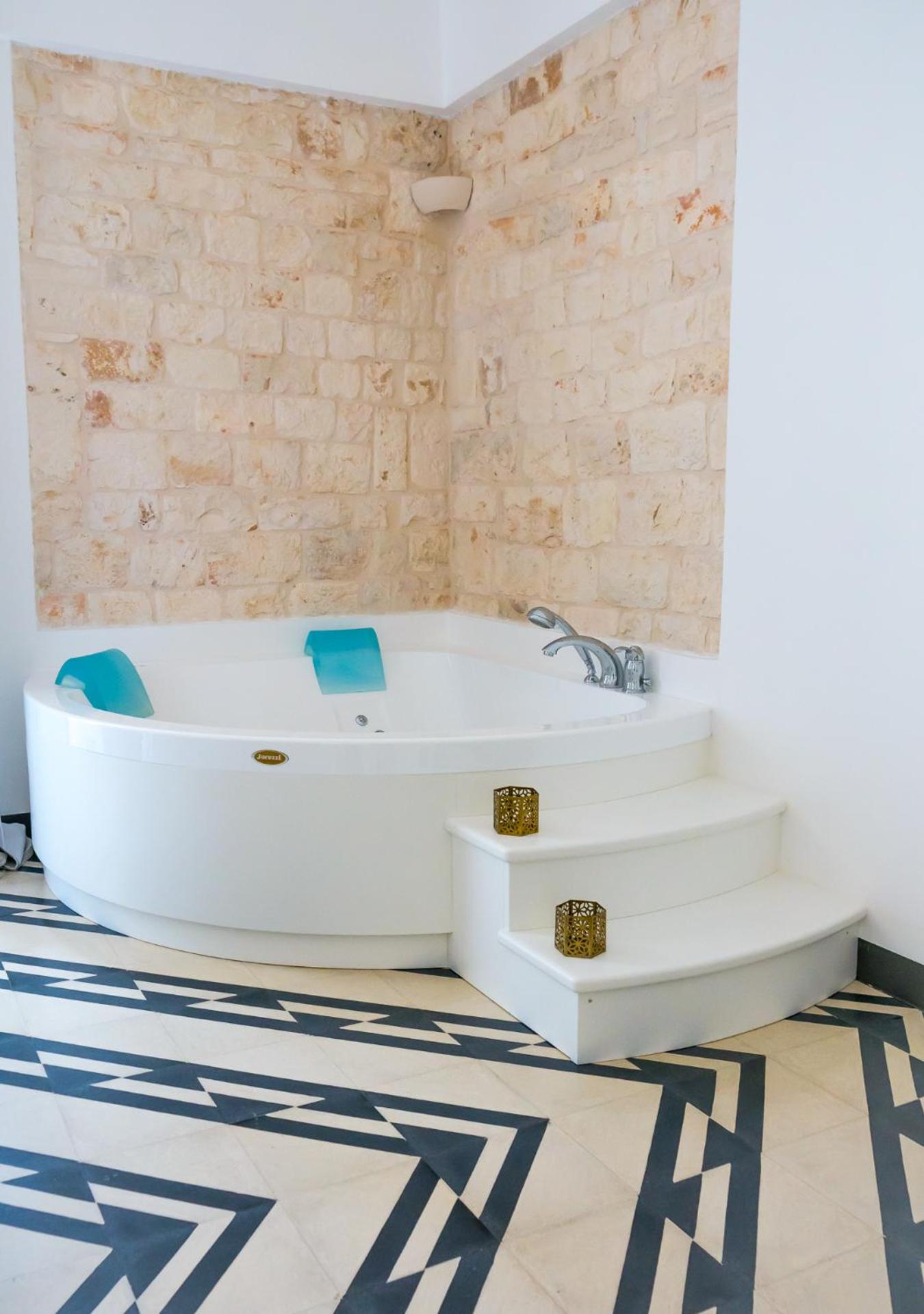 Deluxe Suite with Spa Bath - Photo 9