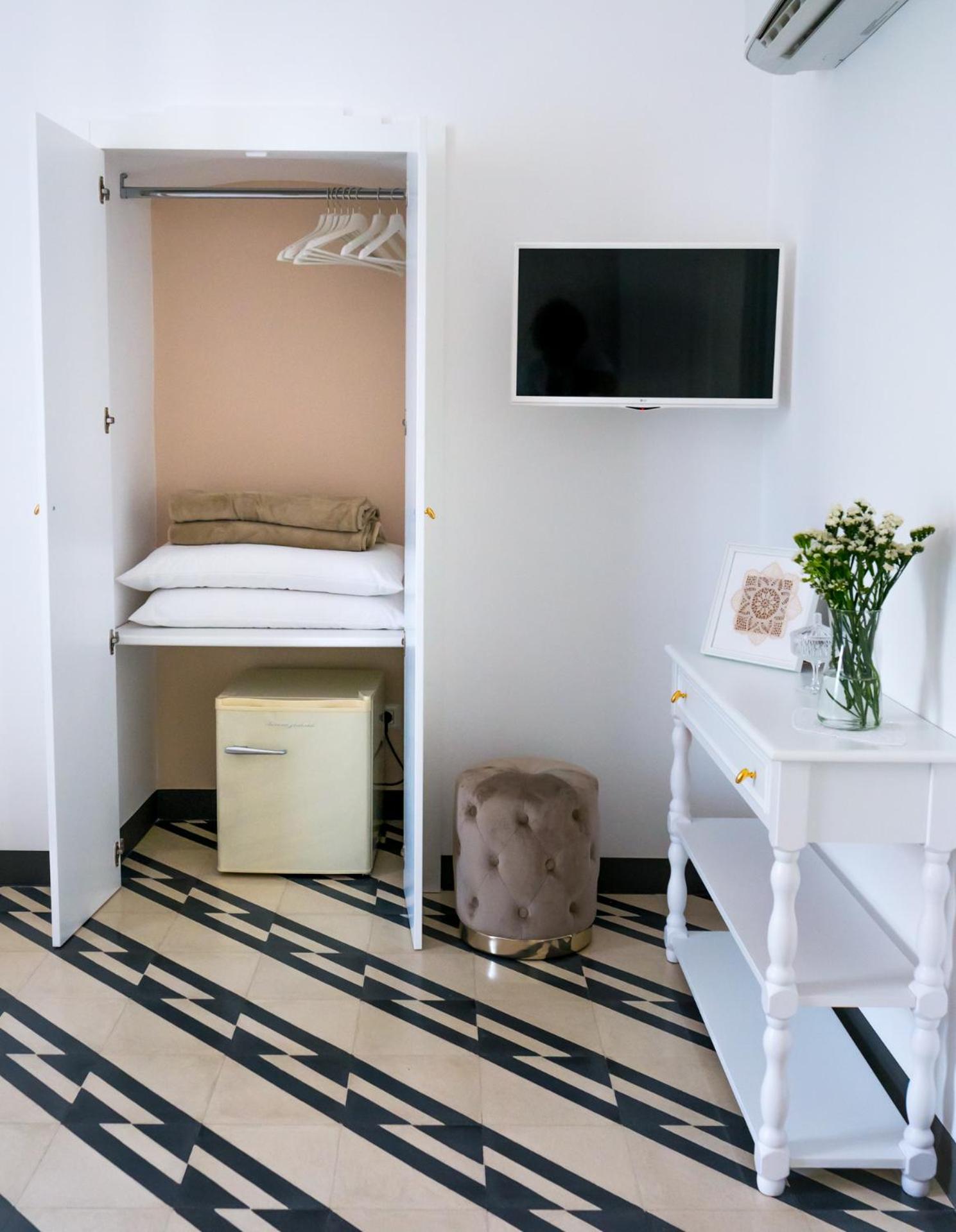 Deluxe Suite with Spa Bath - Photo 10
