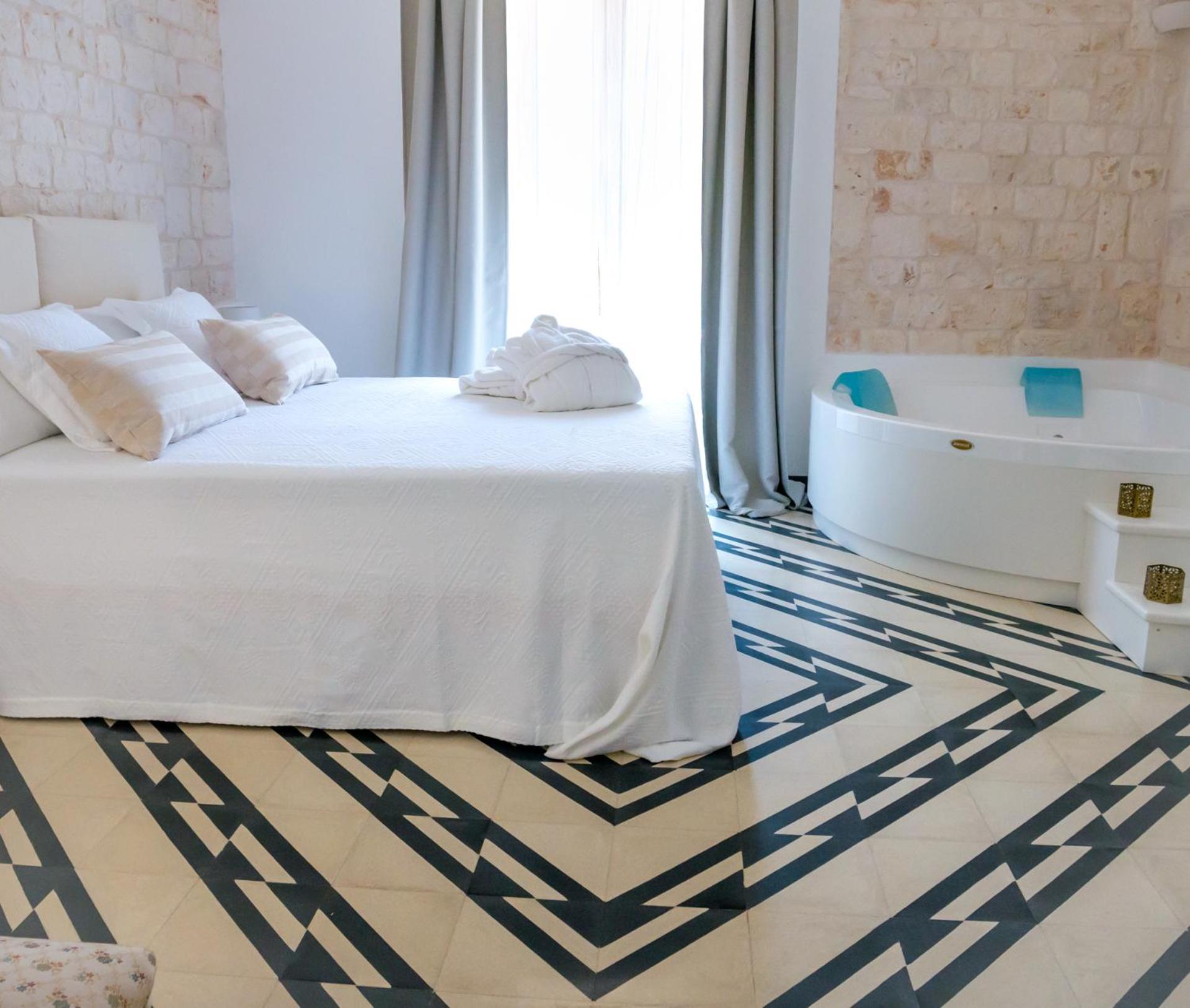Deluxe Suite with Spa Bath - Photo 19