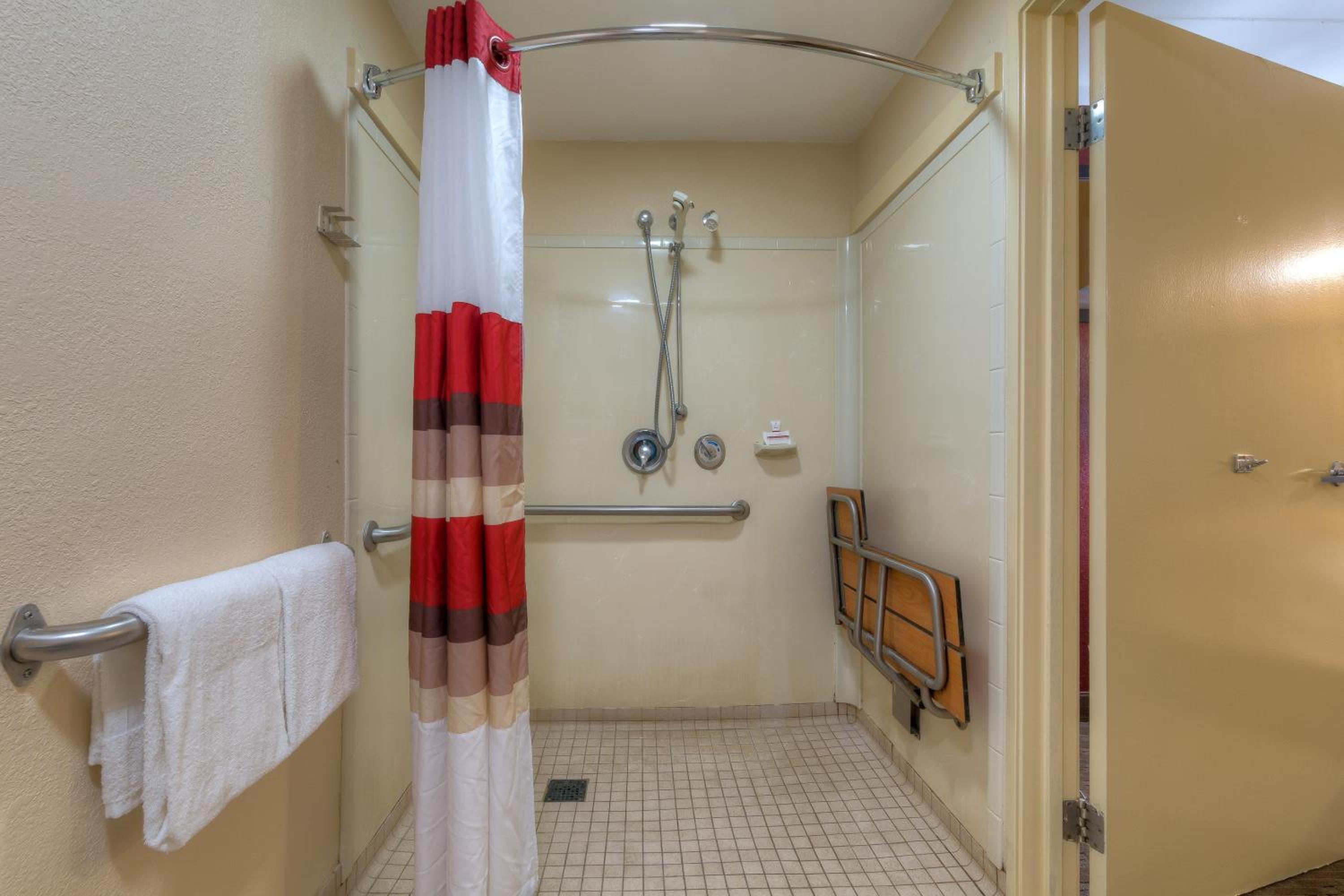 Superior King Room Disability Access Roll-ln Shower Non-Smoking - Photo 3