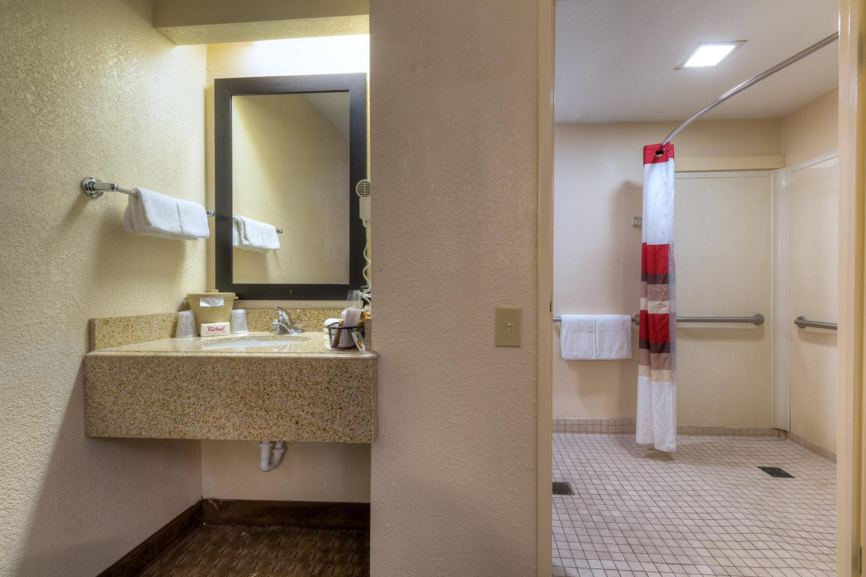 Superior King Room Disability Access Roll-ln Shower Non-Smoking - Photo 2