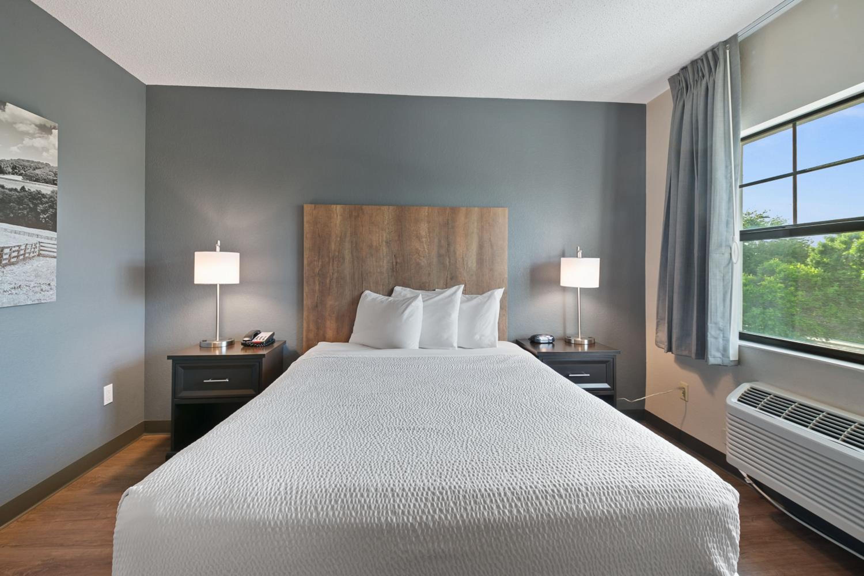 Studio with 1 Queen Bed - Hearing Accessible - Non-Smoking - Photo 4