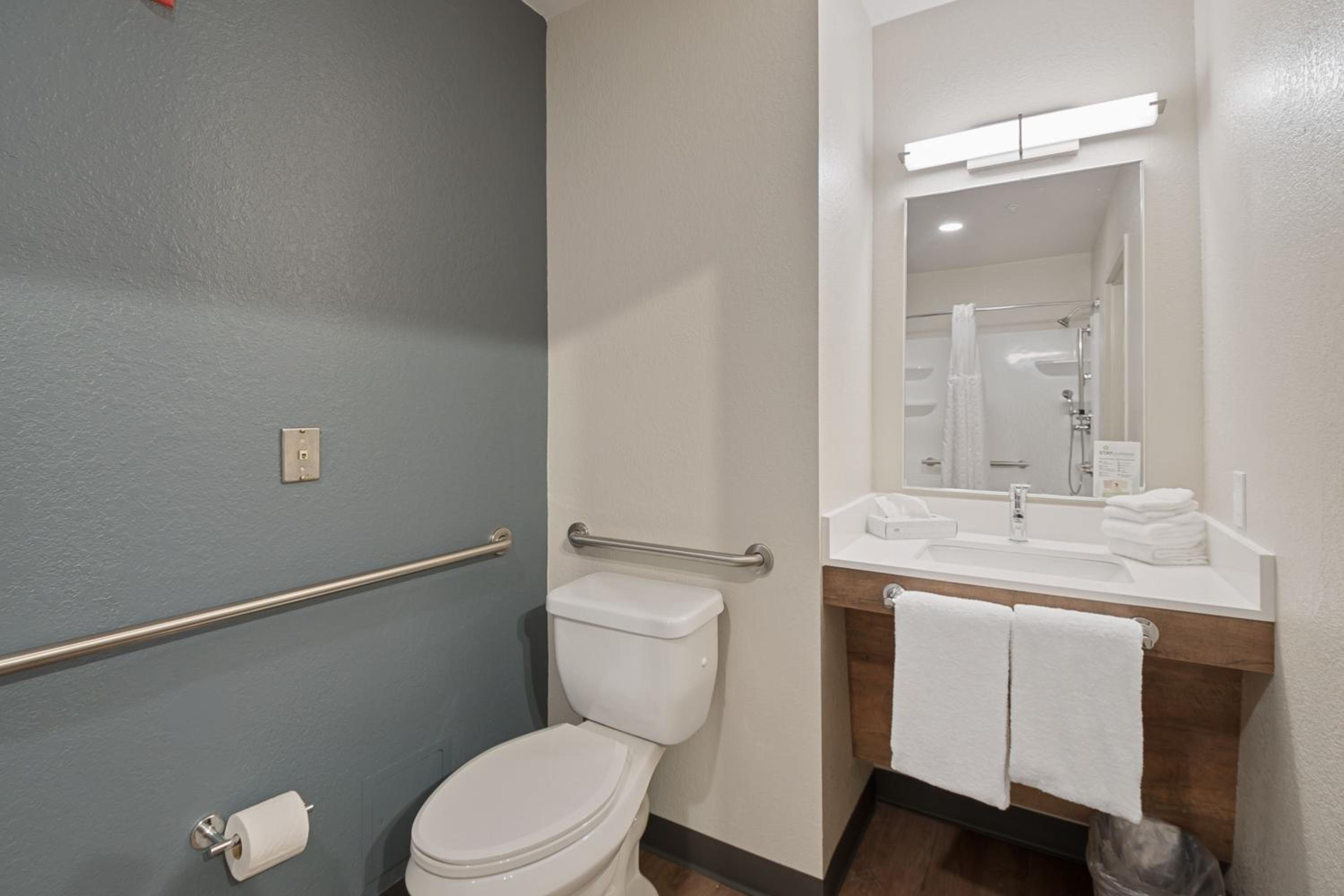 Studio with 1 Queen Bed - Hearing Accessible - Non-Smoking - Photo 2