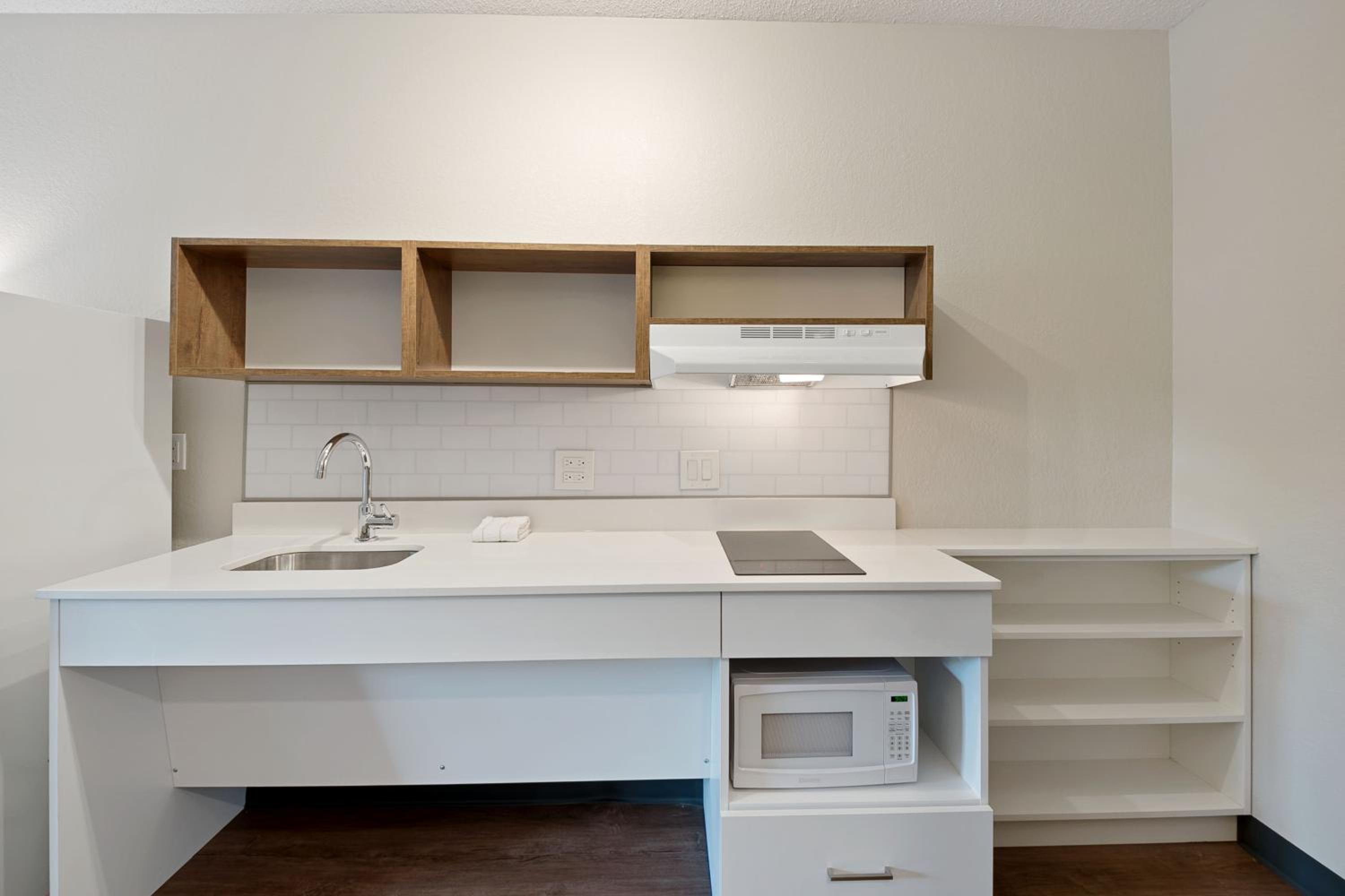 Studio with 1 Queen Bed - Hearing Accessible - Non-Smoking - Photo 9