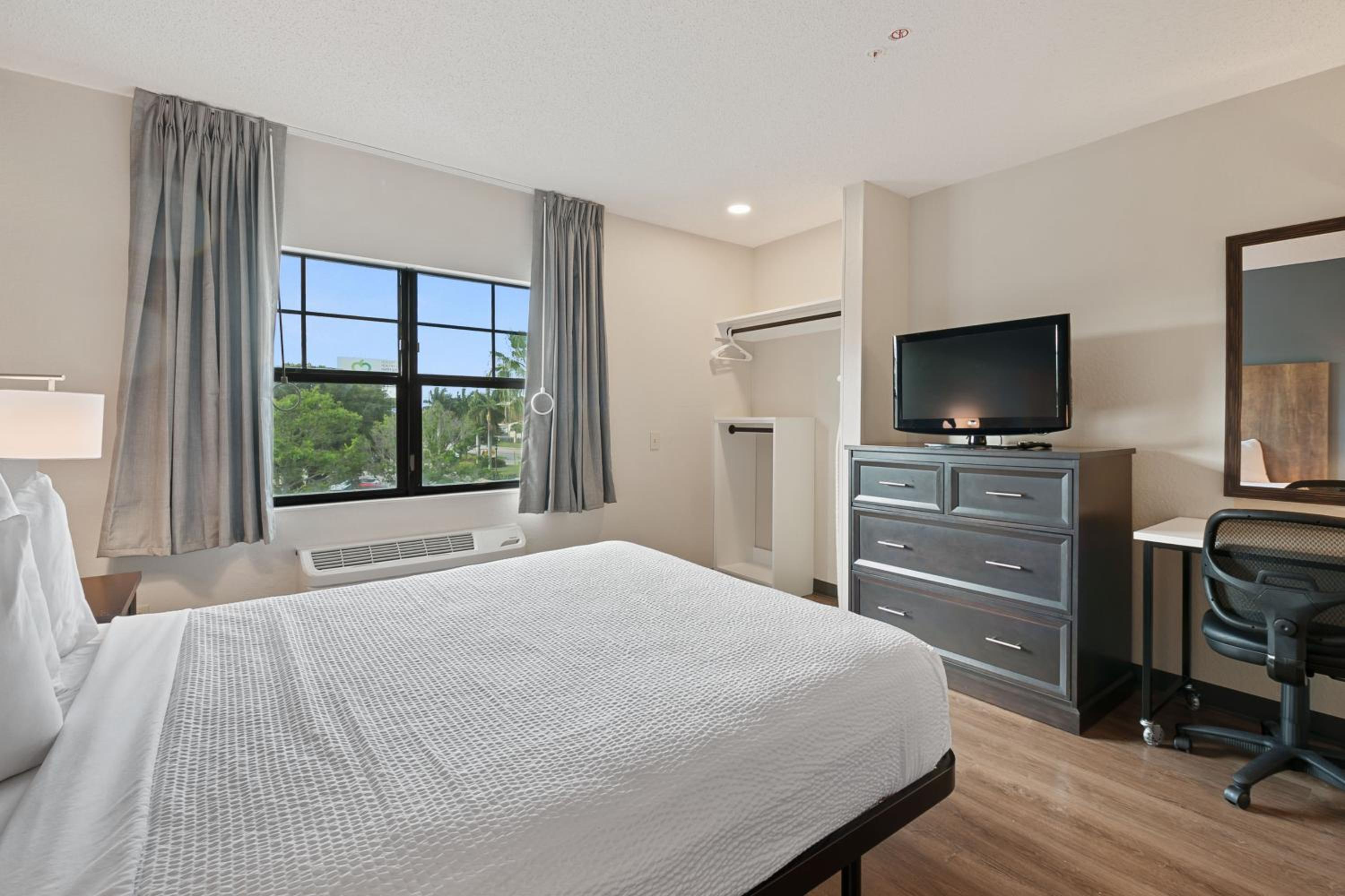 Studio with 1 Queen Bed - Hearing Accessible - Non-Smoking - Photo 7