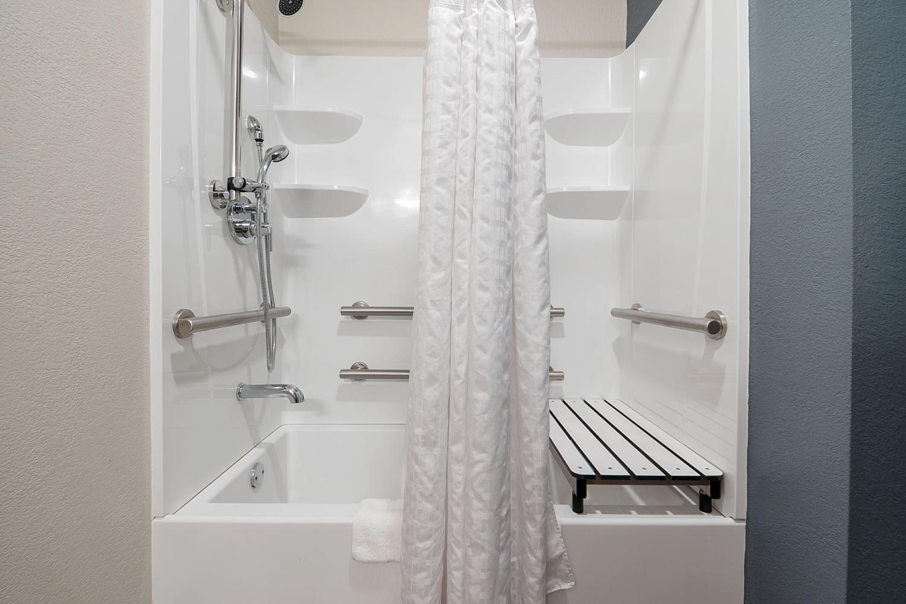 Studio with 1 Queen Bed - Hearing Accessible - Non-Smoking - Photo 8