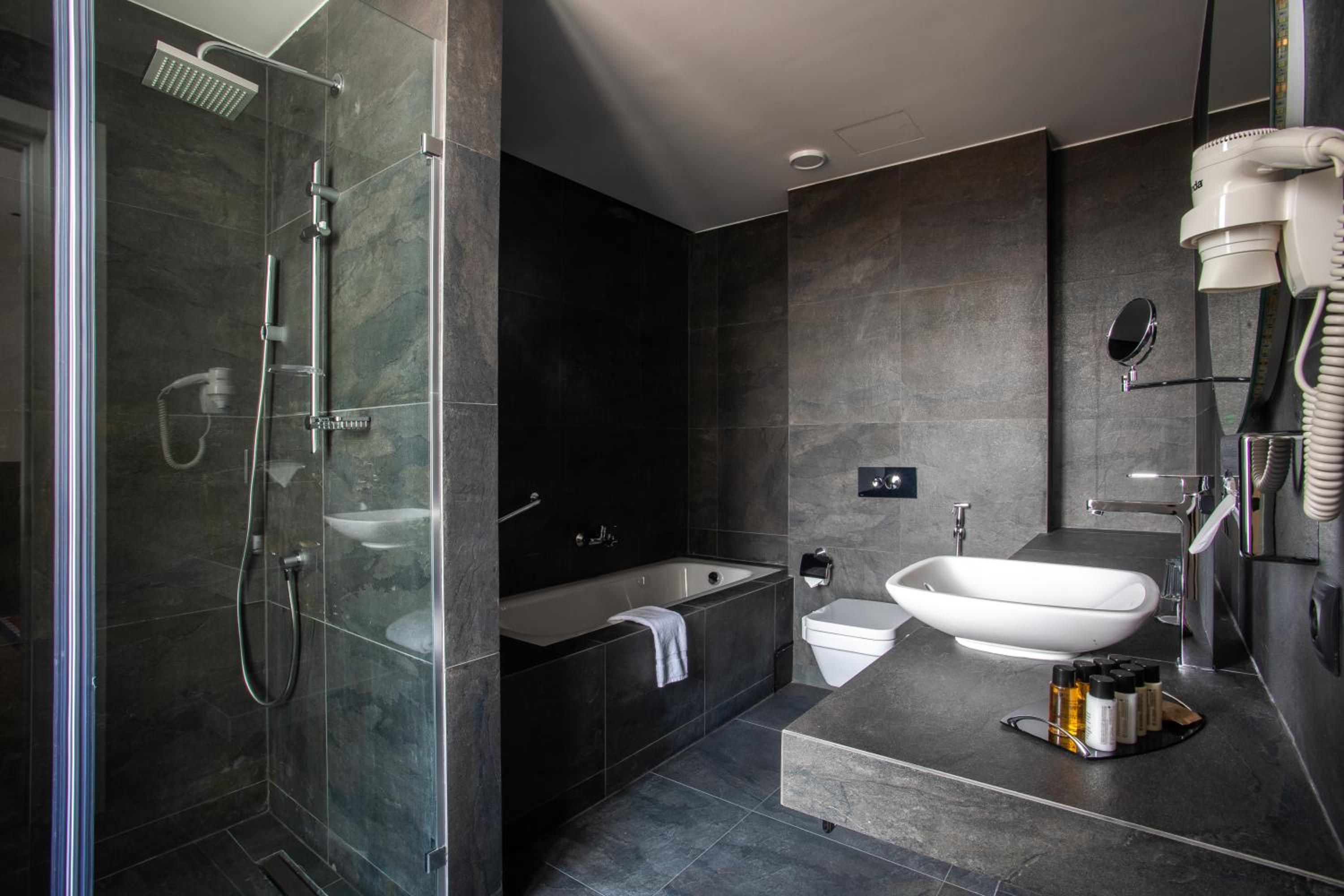 Queen Suite - Photo 2