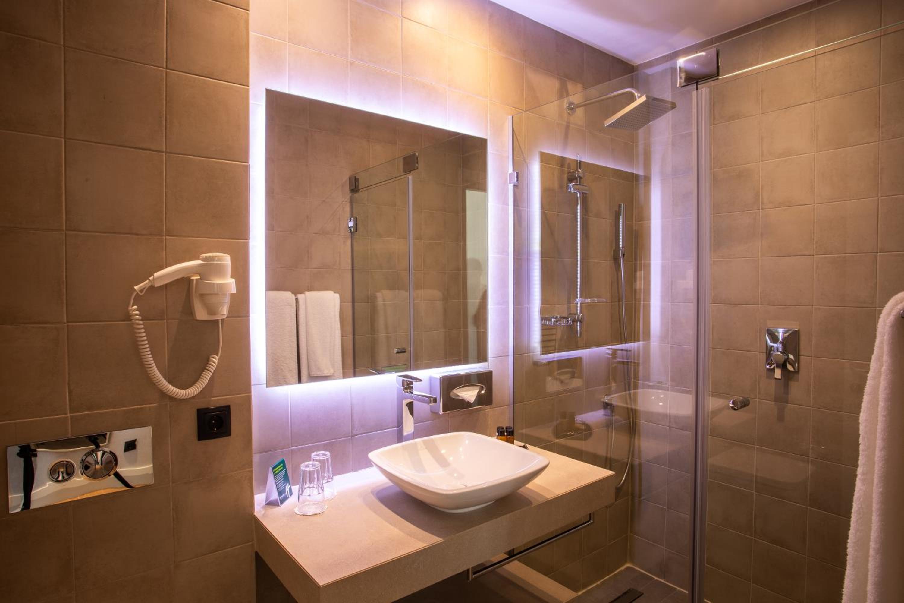 Premium Queen Room with City View - Photo 7