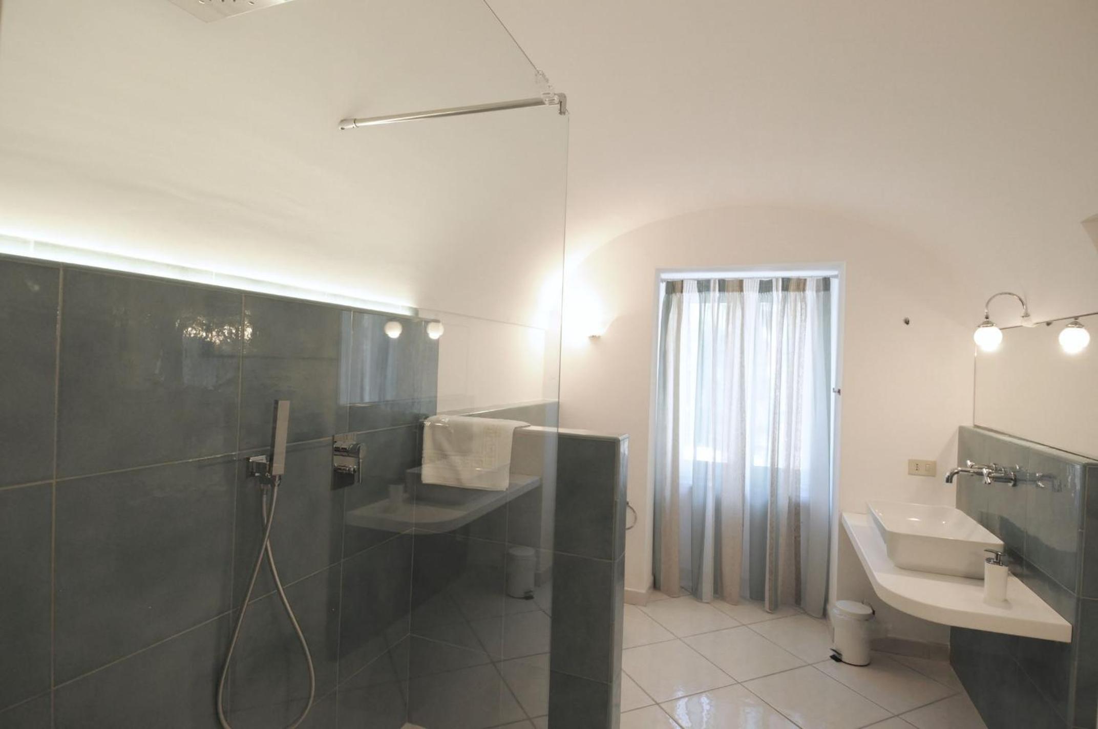 One-Bedroom House - Photo 11