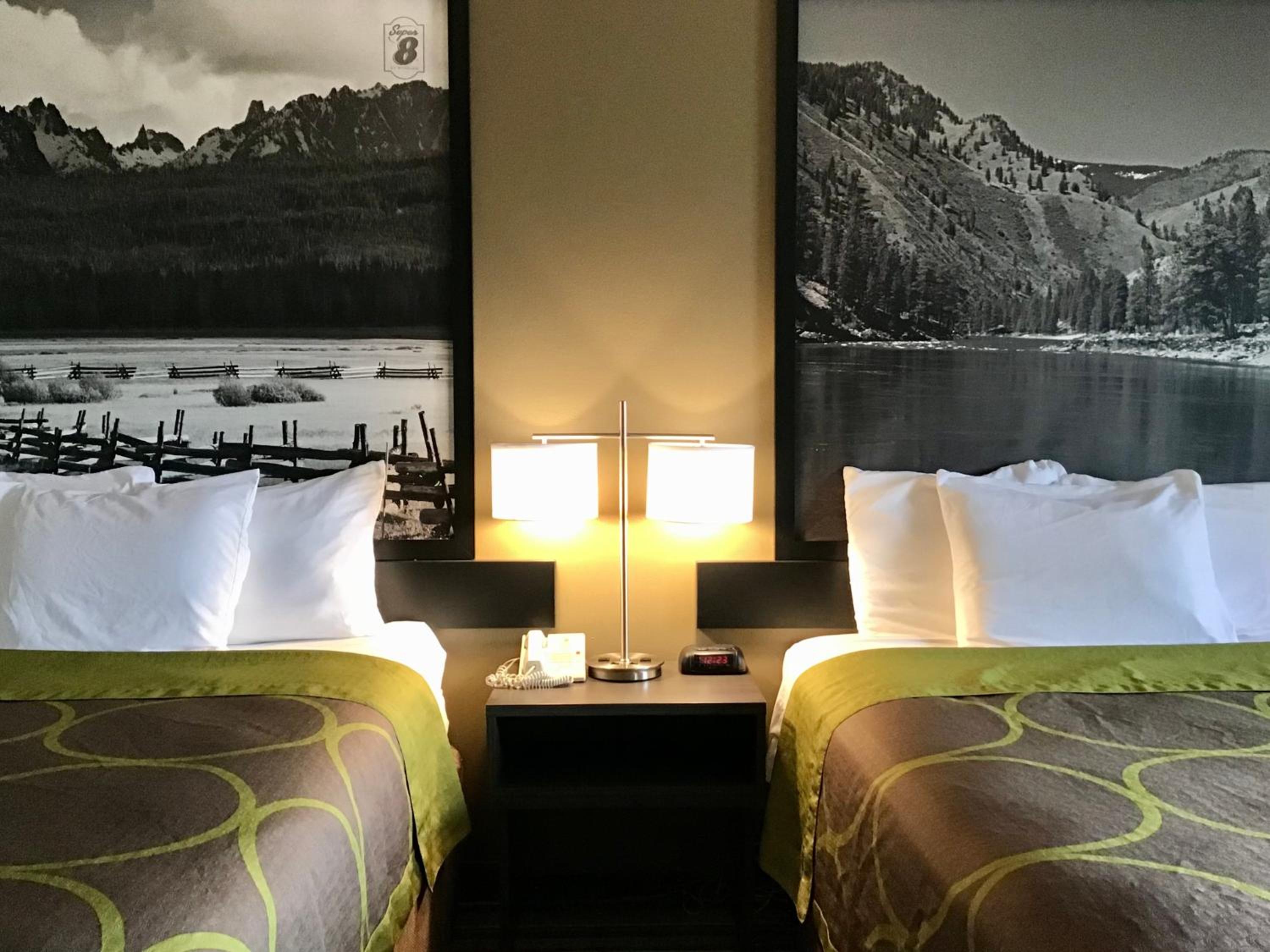 Deluxe Queen Room with Two Queen Beds - Smoking photo 1