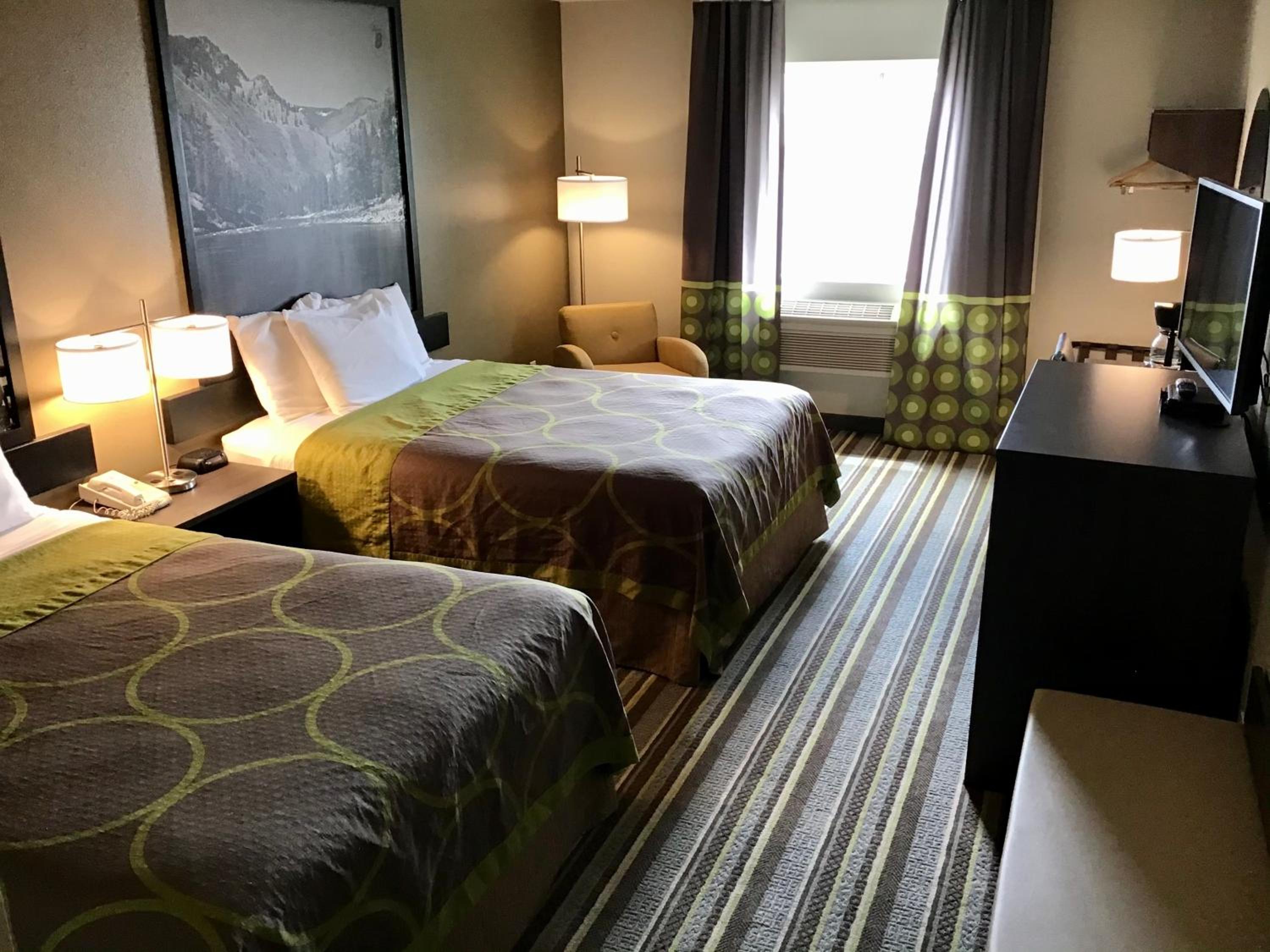 Deluxe Queen Room with Two Queen Beds - Non-Smoking photo 3