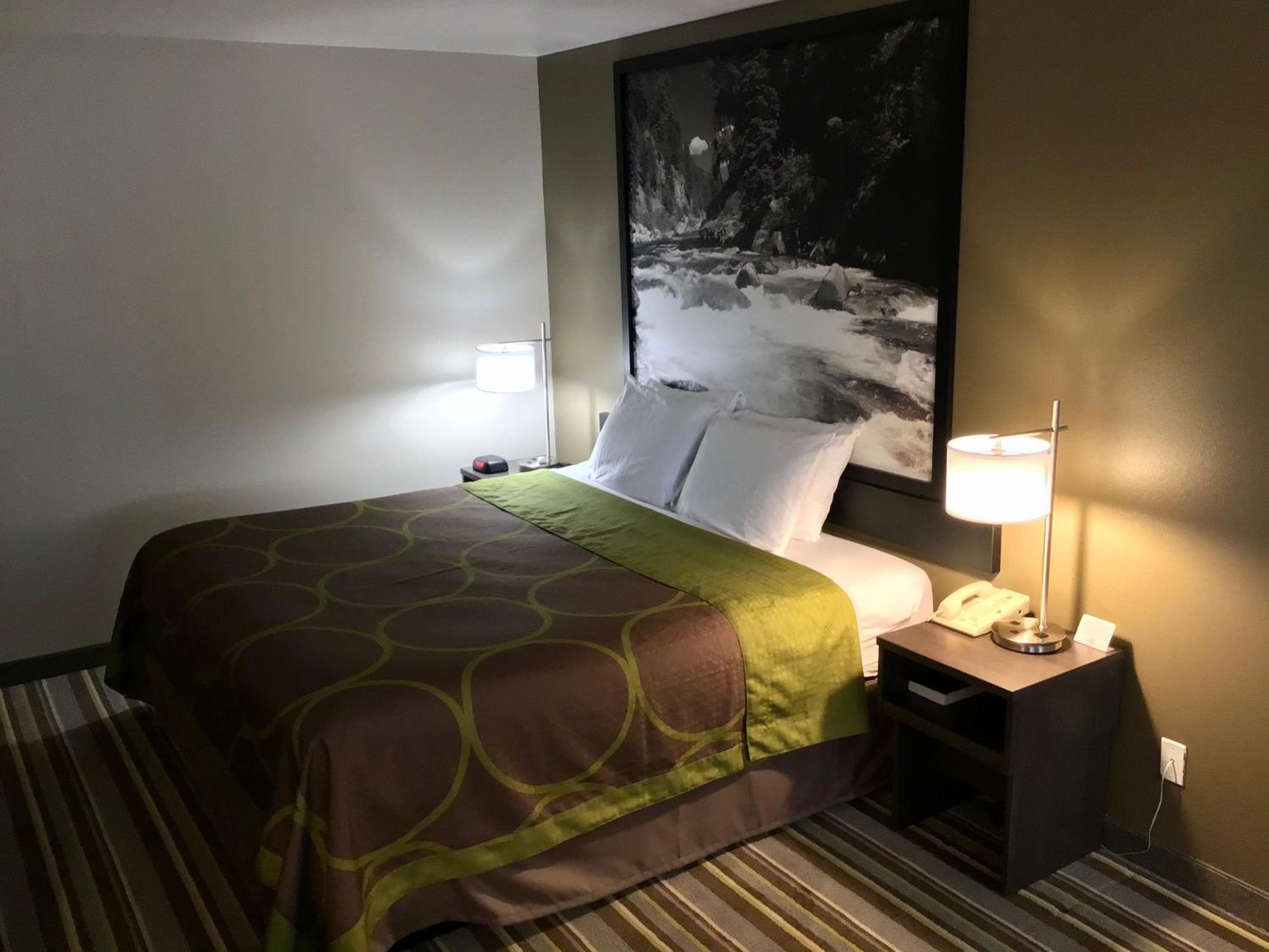 Queen Room - Mobility Access/Non-Smoking photo 1